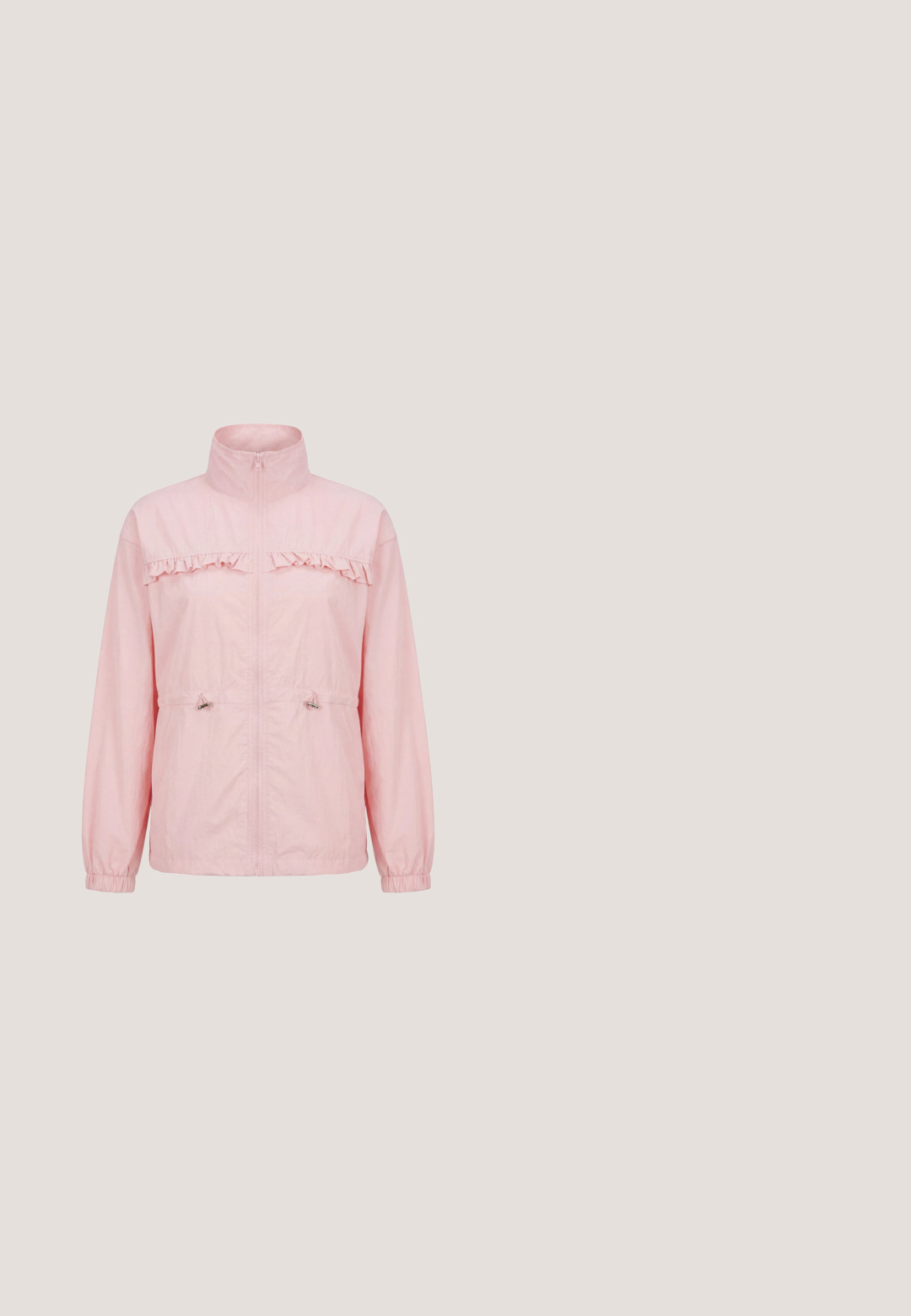 Veste femme rose clair à manches longues, fermeture éclair devant, détail volanté sur la poitrine et cordons ajustables à la taille.; Blouse rose clair avec des manches courtes bouffantes, corsage élastiqué, col rond et fermeture boutonnée à l'avant. Fabriquée en tissu léger avec une texture douce.; Short décontracté rayé verticalement rose et blanc avec une taille élastique et des poches latérales.; Espadrille en crochet rose avec des découpes, semelle en jute tissé et surface texturée. Présente un petit logo sur le talon.; Coin d'un sac en tissu à motif floral avec une bordure rose et une étiquette visible Cath Kidston London sur une surface beige.; Bracelet délicat en chaîne d'or avec de petites perles blanches et des breloques papillon rose clair, doté d'un fermoir mousqueton et d'une chaîne à longueur réglable.