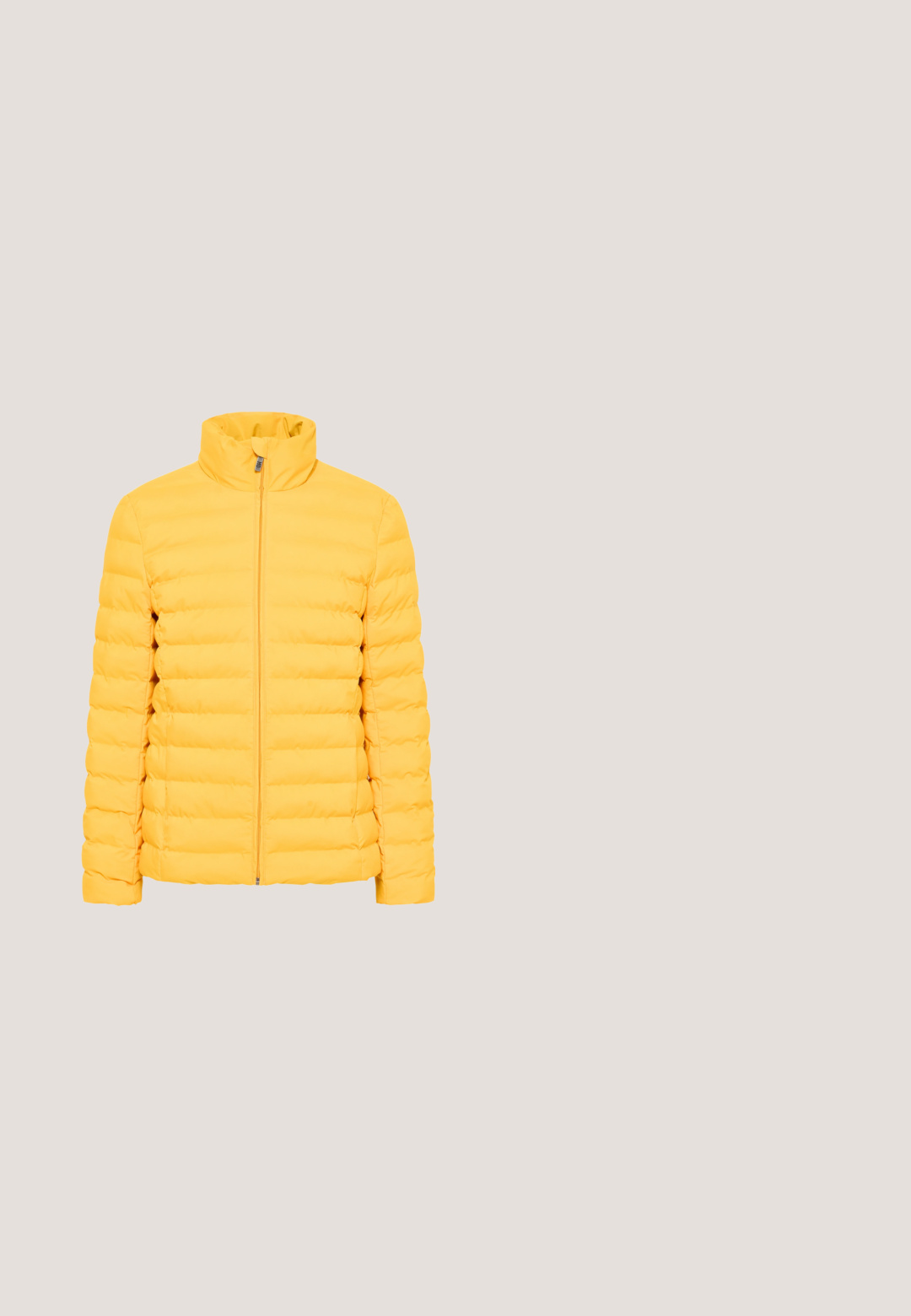 Chaqueta acolchada amarilla, con un alto cuello, cierre de cremallera y diseño acolchado con secciones horizontales para aislamiento y textura.; Suéter de punto acanalado azul marino con cremallera completa en la parte delantera y cuello alto, mangas largas y puños ajustados.; Camiseta de algodón crema con rayas horizontales en naranja, rojo y azul. Mangas cortas, cuello redondo y pequeño detalle de logo en el pecho.; Jeans de mezclilla azul oscuro con un corte ajustado, que presentan un ligero desgaste, diseño clásico de cinco bolsillos y cierre estándar con cremallera y botón.; Zapatilla baja de cuero marrón con cordones marrón oscuro, puntera beige texturizada y suela blanca dentada, vista lateral.; Riñonera de cuero marrón con una textura suave, que cuenta con dos bolsillos con cremallera y un diseño curvado para un uso y acceso fácil.