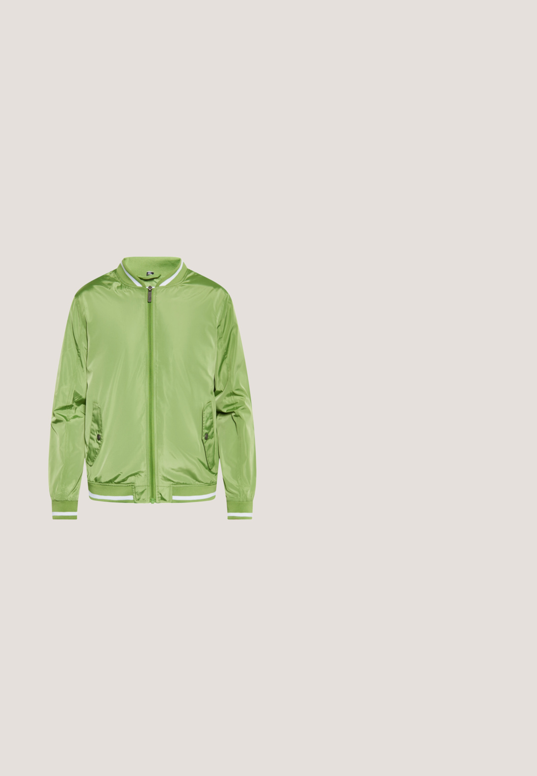 Groene bomberjack gemaakt van glanzend materiaal. Voorzien van een ritssluiting, twee zijzakken en witte gestreepte accenten op de kraag en manchetten.; Groene zip-up hoodie van zacht materiaal, met een capuchon, zijzakken en ribgebreide manchetten en onderrand. Eenvoudig, effen kleurontwerp.; Wit polohemd met korte mouwen, twee knopen, geribbelde zoom en manchetten, en "studio seidensticker" label aan de binnenkant van de kraag.; Donkergroene, op maat gemaakte shorts tot aan de knie met riemlussen en een ritssluiting aan de voorkant.; Groene suède enkellaarsjes met een ronde neus, vetersluiting en een getextureerde rubberen zool met merkvoering aan de zijkant.; Rechthoekige zonnebril met groene tint, dun zilverkleurig metalen montuur en zwarte uiteinden van de pootjes, afgebeeld tegen een effen witte achtergrond.