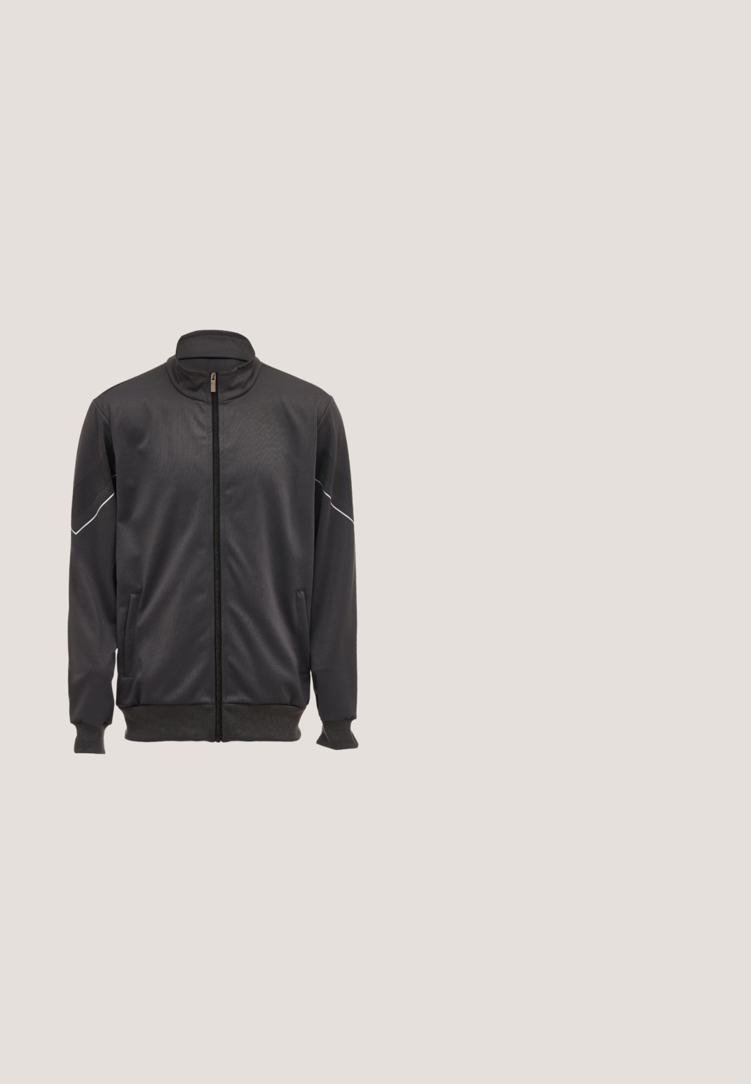 Zwarte sportjack met hoge kraag, rits over de volle lengte, zakken aan de zijkanten en een gestructureerde stof met witte accentlijnen op de schouders.; Zwarte sweatshirt met een geribbelde structuur, ronde hals, lange mouwen en een klein logo op de voorkant. Beschikt over een ontspannen pasvorm en elastische boorden.; Witte T-shirt met korte mouwen en ronde hals met zwarte opdruk "JJ REBEL QUALITY GARMENT SINCE 2021" op de borst.; Groene lichte sportbroek met een elastische tailleband, witte en marineblauwe strepen aan de zijkant en een klein logo aan de voorkant.; Zwarte leren klompen met een ronde neus, lage hak en instapontwerp. Kenmerkt zich door een gladde textuur en subtiele stikseldetails op de bovenkant.; Zwarte rechthoekige heuptas met twee ritsvakken, subtiel geperst logopatroon en rode "HUGO" label op het voorvak.