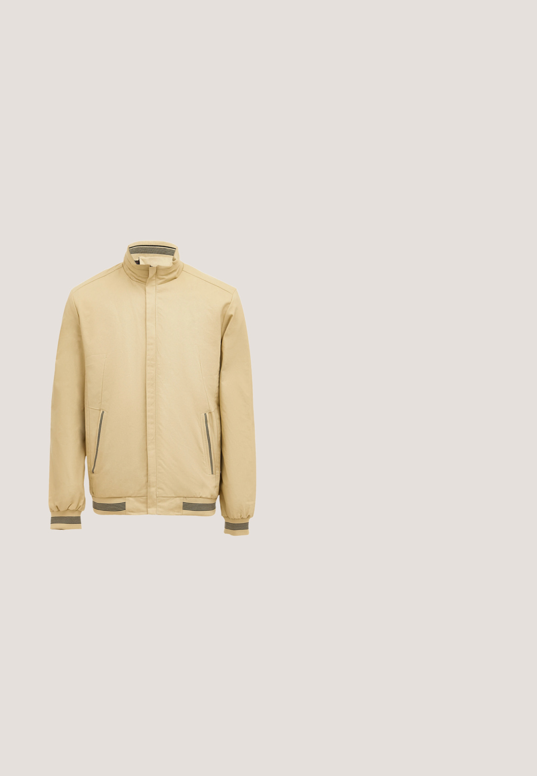 Beige jas met een staande kraag, rits aan de voorkant, twee zijzakken met rits en gestreepte details op de manchet. Gemaakt van een soepele, lichte stof.; Beige polo met korte mouwen, twee knopen op de kraagsluiting en een klein zwart label bij de zoom.; Beige shorts van gestructureerde stof met een gekreukt oppervlak, een elastische tailleband en twee plooien aan de voorkant.; Donkergroene leren enkelboot met een ronde tenen, vetersluiting aan de voorkant, verstelbare zijklep en een dikke zwarte zool met een gestructureerd profiel.; Bronzen metalen zonnebril met octagonale donkere lenzen, dunne goudkleurige montuur en zwarte kunststof armen met een gegraveerd logo.; Bruine rechthoekige leren toilettas met ritssluiting en metalen Aston Martin-logo aan de voorkant.