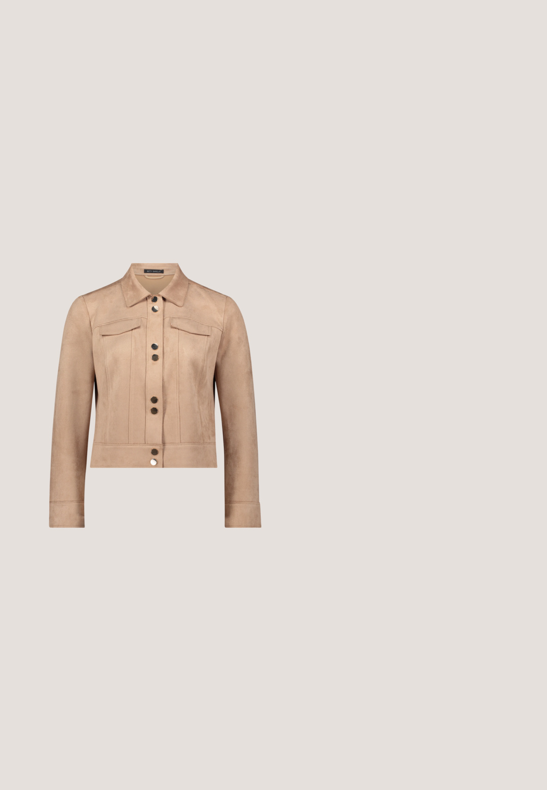 Tan faux suede jas met lange mouwen, een puntige kraag, twee borstzakken en metalen knopen aan de voorkant. Geweven afwerking.; Witte korte jurk met een kraag, met een verticale ribbelstructuur, korte mouwen en een gouden knoopsluiting aan de voorkant. Gladde stofafwerking.; Beige lakleren ballerina met een ronde neus, een kleine blokhak en een decoratieve knoopdetail aan de voorkant. Over het geheel een gladde textuur.; Acetaat zonnebril met een schildpadpatroon, vierkant formaat, gradient bruine lenzen en gouden hardware-accenten op de slapen.; Beige Guess handtas met geperste logopatronen, bovenhandvat, klep aan de voorkant en afneembare schouderriem met goudkleurige hardware.; Gouden kettingarmband met een ronde hanger met een rand van strass-steentjes en een verhoogde letter "B" in het midden, bevestigd met een karabijnsluiting.