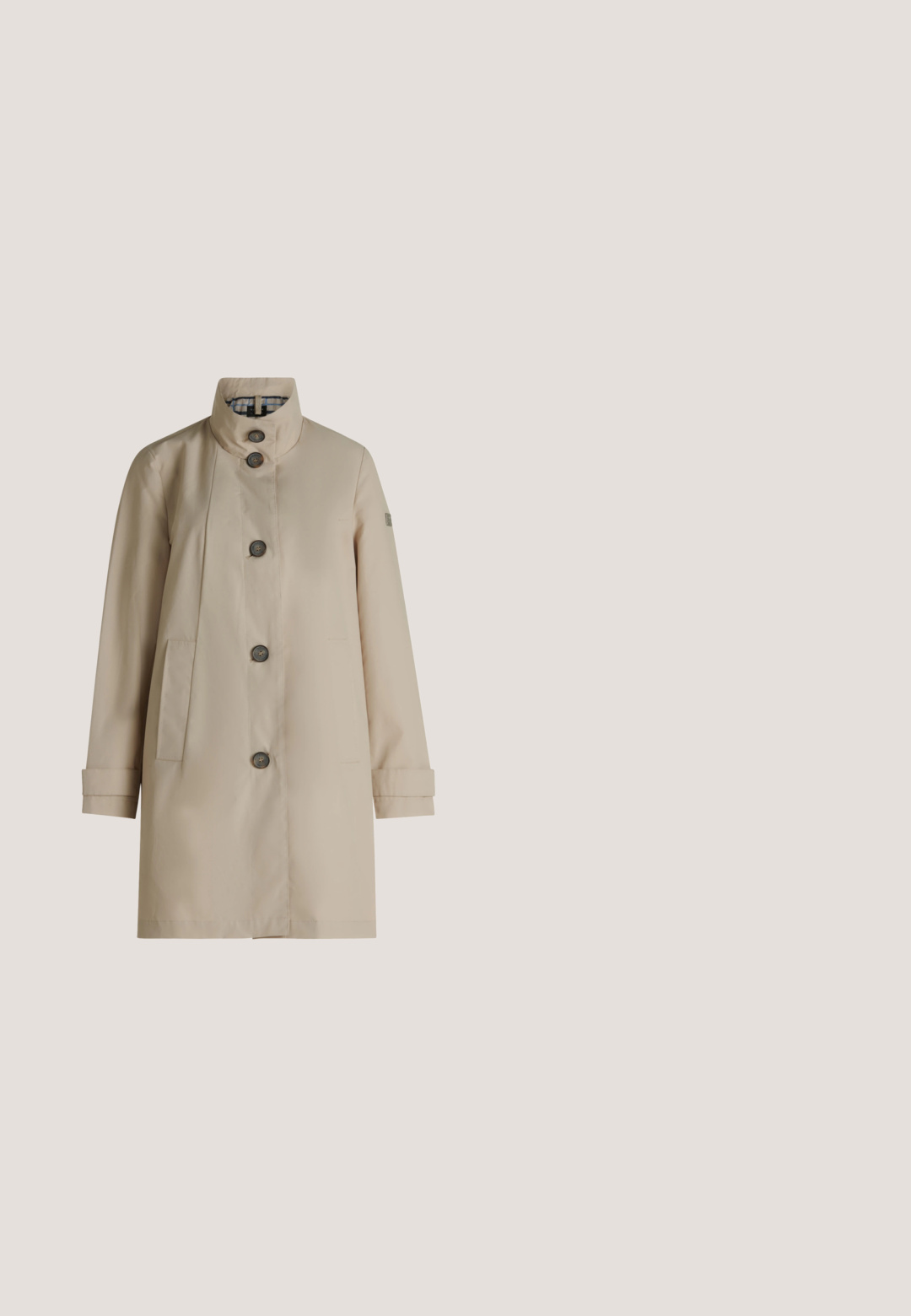 Beige trenchcoat med høj krave, tre store knapper, to forlommer og opsmøgede ærmer. Fremstillet af en glat, slidstærk stof.; Lys grå langærmet skjorte med rund halsudskæring og en lille brystlomme, præsenteret på en hvid baggrund.; Pepe Jeans FLARE CONTOUR - Flared jeans - black denim; Castañer NEANDRA 113 - Støvletter - black; Sort læder-tote taske med to skulderremme, en lille guldlås og "Anna Field" logo på en hvid baggrund.; Guld øreringe med buet design prydet med rækker af små klare krystaller på en hvid baggrund.