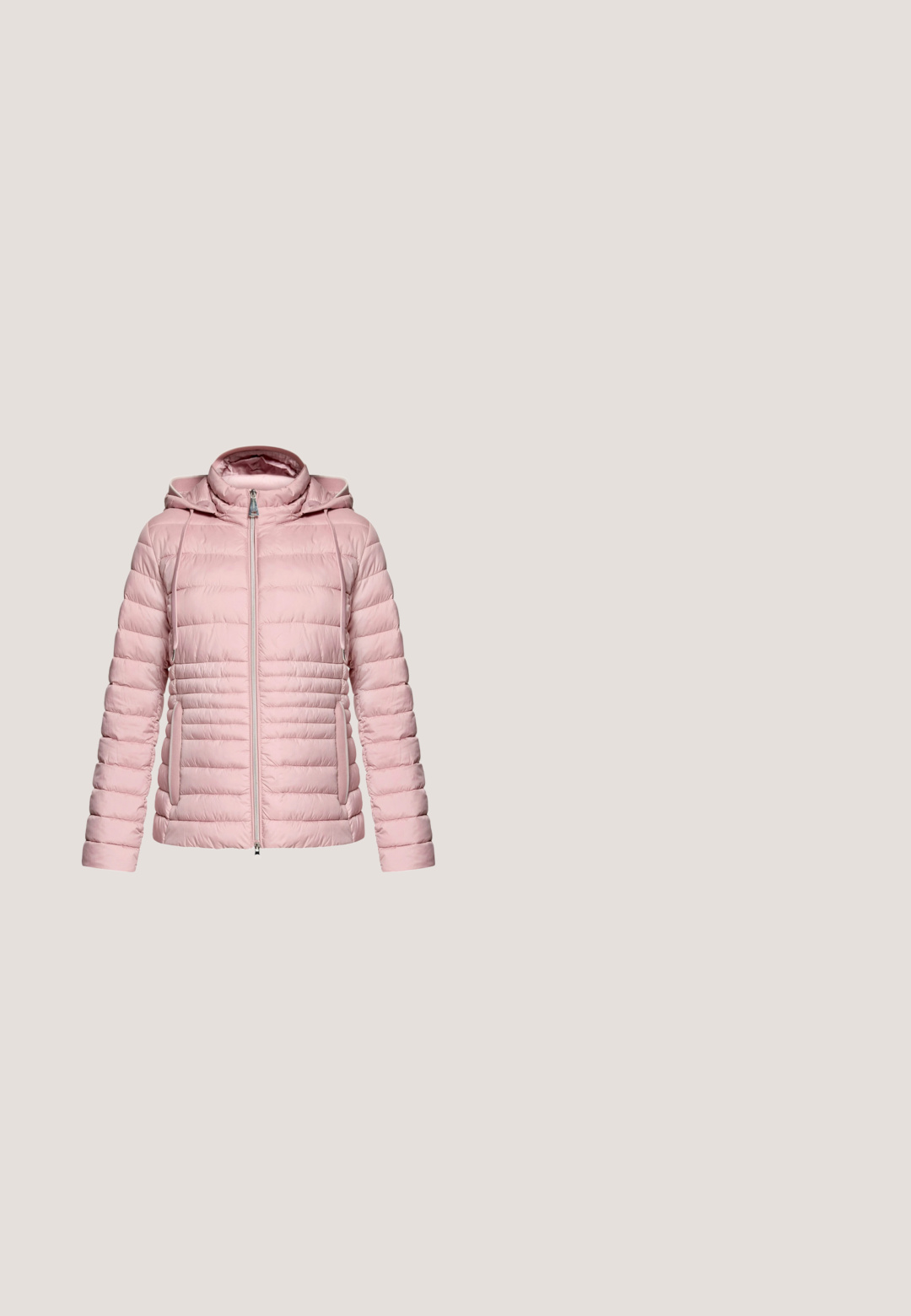 Lichtroze gewatteerde jas met capuchon, voorrits en twee zijzakken, ontworpen voor warmte en casual gebruik.; Gebreide coltrui in zacht perzik met een gestructureerd kabelpatroon, lange mouwen en een geweven merklabel aan de zoom.; Langarm turtleneck-top van zacht blushing roze stof met een slim fit, voorzien van een hoge kraag en naadloos ontwerp.; Beige rechte broek met een voorste knoop- en ritssluiting, riemlussen en voorzakken.; Caprice Snowboots  - taupe suede; Lichtroze handtas met twee voorvakken met rits, donkere handvaten en een afneembare zwarte schouderriem aan de voorkant geplaatst.