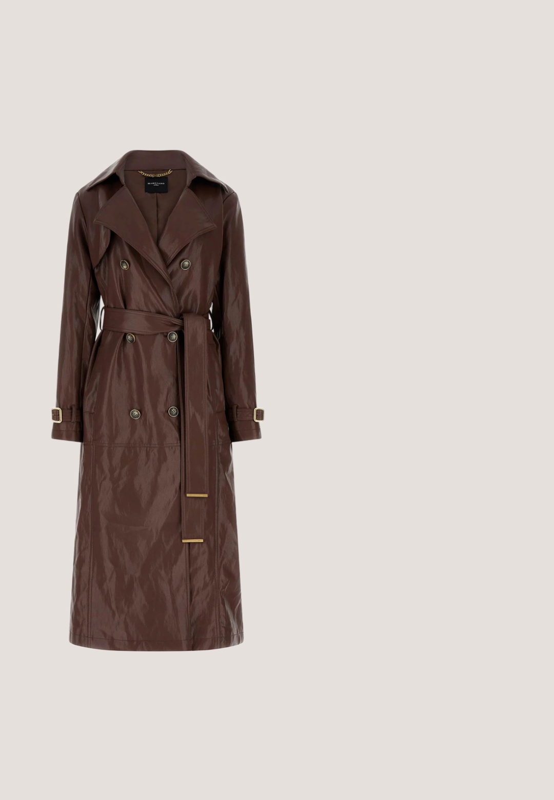 Brauner zweireihiger Trenchcoat mit großen Revers, tailliertem Gürtel, Schnallenriemen an den Manschetten und leicht glänzendem Finish.; Weißes Baumwoll-T-Shirt mit enganpassendem Design, kurzen Ärmeln und einem silbernen ovalen Logo-Akzent auf der Brust. Rotes Markenetikett am Halsausschnitt.; Hellblaue Jeans im weit geschnittenen Schnitt mit klassischem Fünf-Taschen-Design, Knopfverschluss und sichtbaren Nähdetails an Taillenbund und Taschen.; Marineblaue Lederstiefel, knöchelhoch, glänzende Oberfläche, spitze Zehenform, schmaler Stilettoabsatz, nahtloses Design, mit dezentem goldenen Akzent.; Oval geformte Sonnenbrille im Schildpatt-Design mit braunen getönten Gläsern und dünnen Bügeln, liegend auf einer weißen Oberfläche.; Schwarzer Leder-Gürtel von Levi's, aufgerollt mit ovaler silberner Metallschnalle auf hellgrauem Hintergrund.