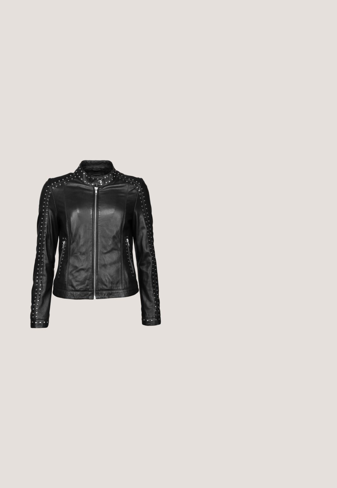 JCC Veste en cuir - black; T-shirt noir à manches courtes avec un design graphique représentant une tête de mort ornée d'une rose rouge et le texte "GUNS N' ROSES" en rouge vif au-dessus.; Jeans skinny à carreaux rouges avec une coupe ajustée, ornés de lignes jaunes et noires, avec une fermeture à bouton et des poches avant standard.; Bottes plateformes en cuir noir avec des semelles épaisses, des lacets dorés et des coutures orange, assorties à une jupe à carreaux mettant en valeur une fente sur le côté.; Collier en chaîne argentée présentant de grands maillons, orné de strass transparents sur des sections alternées, avec un fermoir à chaîne ajustable.; Ceinture en cuir noir avec des clous en métal argenté et une boucle décorative, présentant un design embossé et une surface texturée.