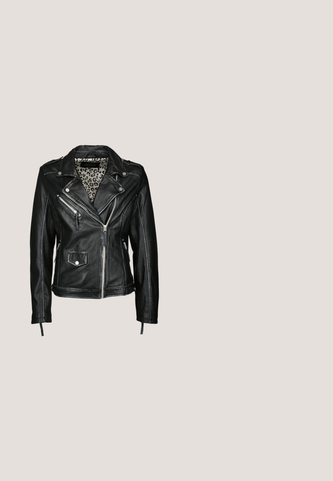 Veste de biker en cuir noir avec poches zippées, doublure en cuir matelassé au motif léopard et accents en métal argenté. Design asymétrique classique.; Haut long noir à manches longues en maille avec un col rond, présentant un tissu transparent et une coupe ajustée. Les bords sont finis avec des surpiqûres noires.; Vero Moda Tall VMDONNA SKINNY PANTS  - Jeans Skinny - black; Bottines en cuir noir à lacets avec une semelle plateforme haute, présentant un bout rond, une fermeture éclair latérale et une semelle texturée pour une meilleure adhérence.; Sac à main en cuir noir avec un design à rabat, chaîne en métal argenté et sangle en cuir, arborant un logo en métal en forme de diamant sur le devant.; Ceinture en cuir noir ornée de clous pyramidaux et de clous ronds argentés, avec une boucle argentée et une finition lisse et texturée.