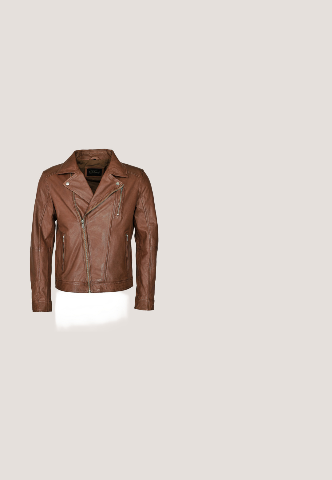 Braune Leder-Motorradjacke mit einem schmalen Kragen, asymmetrischem Frontreißverschluss und Seitentaschen. Sie zeichnet sich durch eine glatte Textur und eine taillierte Passform aus.; Langärmliges Henley-Shirt aus leicht beigem Rippstoff mit V-Ausschnitt, Knopfleiste mit drei Knöpfen und angeschnittenen Ärmeln. Roter Logo-Tag am Saum.; Dunkelblaue Jeans aus Denim mit geradem Schnitt, Fünf-Taschen-Design, metallischen Komponenten und kontrastierenden orangen Nähten. Glatte Textur, keine sichtbaren Muster.; Brauner Leder-Schnürstiefel bis zum Knöchel mit schwarzer Zehenkappe, runder Sohle und Markenlabel an der Seite vor schlichtem Hintergrund.; Dunkelbrauner quadratischer Stoff mit hellen Paisley- und Blumenmustern, die auf weißem Hintergrund einen dekorativen Rand und einen zentralen Bereich bilden.; Dunkelbrauner Leder Gürtel, gewickelt mit einer rechteckigen, silberfarbenen Metallschnalle, die mit "PME Legend" graviert ist.