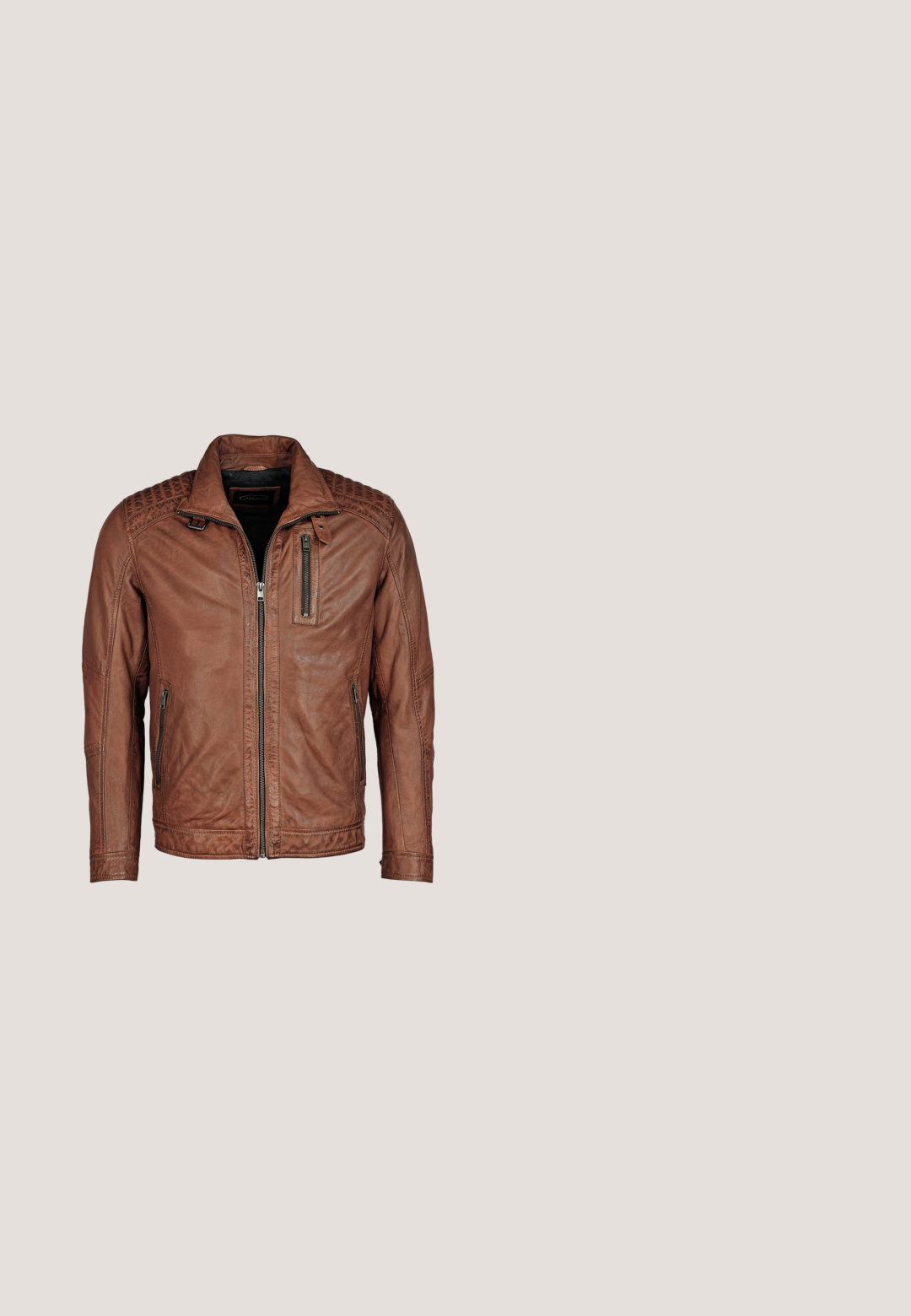 Braune Lederjacke mit einem Reißverschluss, gesteppten Schulterakzenten und zwei Seitentaschen sowie einer zusätzlichen Brusttasche.; Schwarzer V-Ausschnitt-Pullover aus weichem, gestricktem Stoff. Lange Ärmel, gerippte Bündchen und Saum, schlichtes Design ohne Muster oder Akzente.; Hellblaues, langärmeliges Hemd mit kleinen dunklen Punkten und spitzem Kragen, flach auf einem weißen Hintergrund liegend.; Beige gerade geschnittene Hosen mit Gürtelschlaufen, vorderen Falten, knöpfbarem Bund und Reißverschluss, dargestellt auf einem einfarbigen hellen Hintergrund.; Schwarze Lederstiefel mit strukturierter Oberfläche, runder Zehenpartie, Schnürung vorne und einer robusten Gummisohle. Verfügt über eine kleine Zuglasche an der Rückseite.; Schwarze Nylontasche für Laptops mit zwei Griffen, einem abnehmbaren Trageriemen, einer Reißverschlusstasche und dezentem Branding. Strukturierte Oberfläche mit schlankem Design.