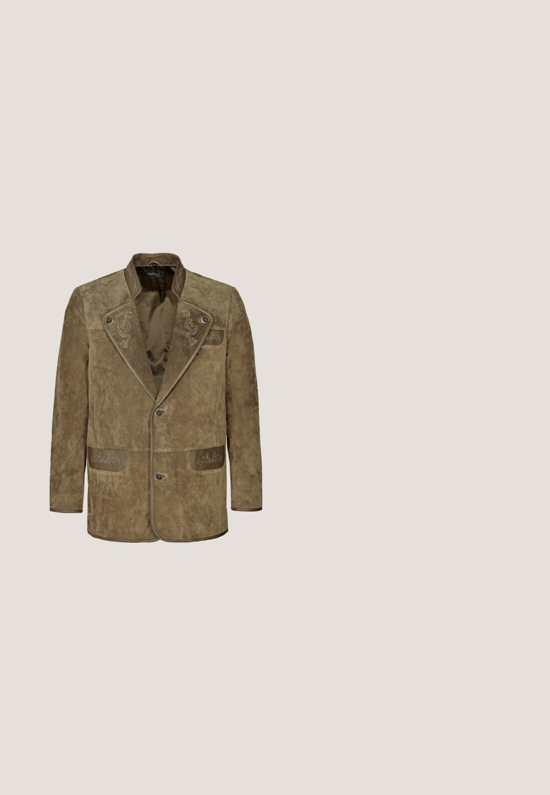 Brun ruskind jakke med spids krave, frontknapper og dekorativ syning på kraven og lommerne. Har en afslappet pasform.; Lyseblå denimskjorte med lange ærmer, knaplukning, to brystlommer med knapper, spids krave og lille Lee-logo på venstre lomme.; Mørkeblå straight-leg jeans med fem lommer, knap- og lynlåslukning, samt orange syninger på en lys baggrund.; Brun læder ankelstøvle med en glat overflade, elastiske sidepaneler, en rund tå, dekorativ syning og en lav blokhæl.; Gult silketørklæde med sorte paisley- og blomsterprint, løst foldet og bundet i midten.; Brunt læderbælte med spænde i sølvmetal, der har en rektangulær form og flere justeringshuller til størrelse.