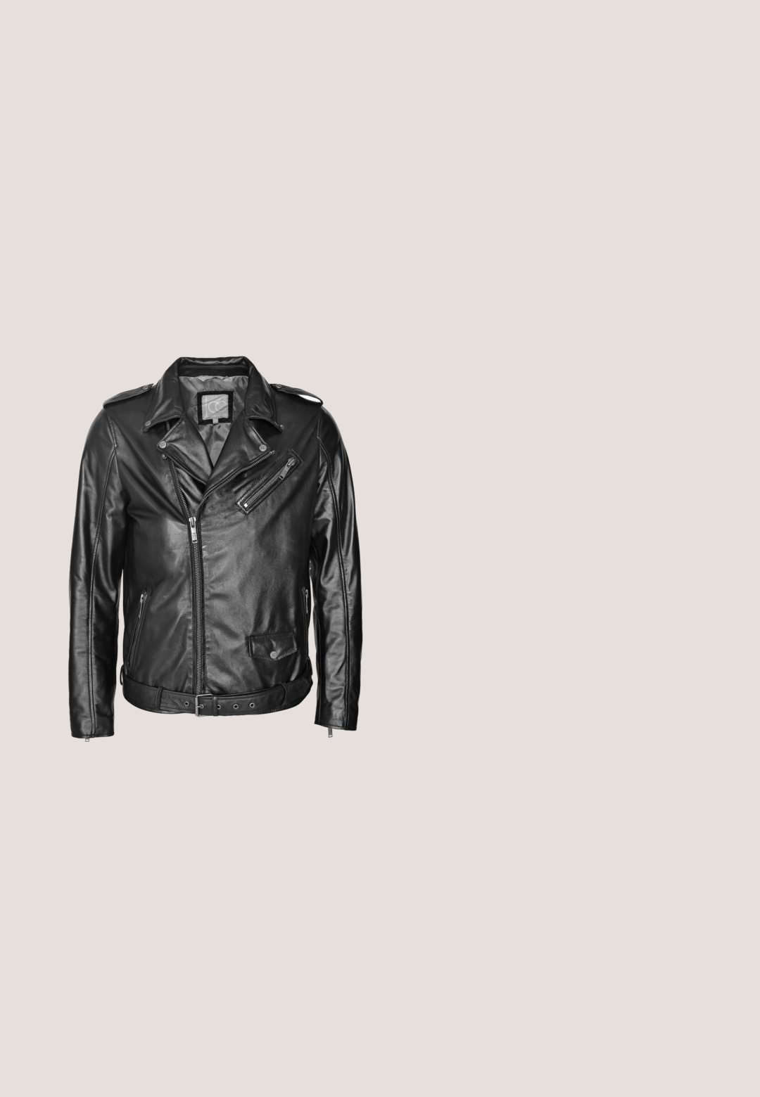 Zwarte leren motorjack met een brede kraag, asymmetrische ritssluiting, meerdere ritszakken en een ceintuur in de taille.; Witte katoenen t-shirt met een zwart-wit grafiek van een man die zijn handen samenhoudt in gebed, met de tekst "TUPAC" en "ENKEL GOD KAN ME OORDELEN."; Zwarte denim jeans met een slim fit, voorzien van versleten details en gescheurde patches aan de voorkant. Voorzien van een knoop- en ritssluiting.; Zwarte leren gevechtslaars met een hoge schacht, vetersluiting aan de voorkant, gewatteerde kraag en een stevige, gestructureerde zool voor grip. Bevat een versterkte neus.; Zilveren ketting met in elkaar verkerende schakel, met een gladde, glanzende afwerking en een verstelbare sluiting met een kettingverlengstuk.; Zwarte leren riem met zilverkleurige stervormige studs en kleine ronde klinknagels, met een rechthoekige zilveren gesp.
