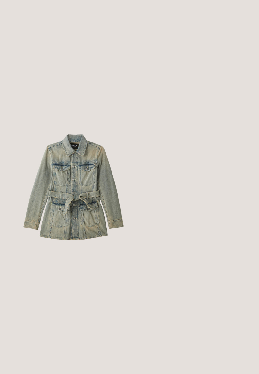 Veste en denim bleu clair, dotée d'un col, de poches avant à rabat, d'une taille ceinturée et de fermetures à boutons. La texture délavée ajoute du détail.; Combinaison plissée en teal avec des manches courtes, un devant enveloppant et une ceinture assortie à la taille. Présente des jambes larges et un tissu texturé.; Sandale à talons hauts en satin vert avec un détail de nœud sur la sangle avant, une sangle de cheville réglable et un talon carré épais.; Lunettes de soleil carrées avec montures métalliques dorées et verres dégradés du marron foncé au marron clair, embouts de branches noirs recouverts de plastique.; Sac bandoulière rectangulaire vert clair avec une bandoulière chaîne tressée multicolore et un pompon en tissu à motifs attaché.; Collier en chaîne dorée avec de petites perles vertes et sept breloques en or et cristal clair réparties uniformément sur le devant.