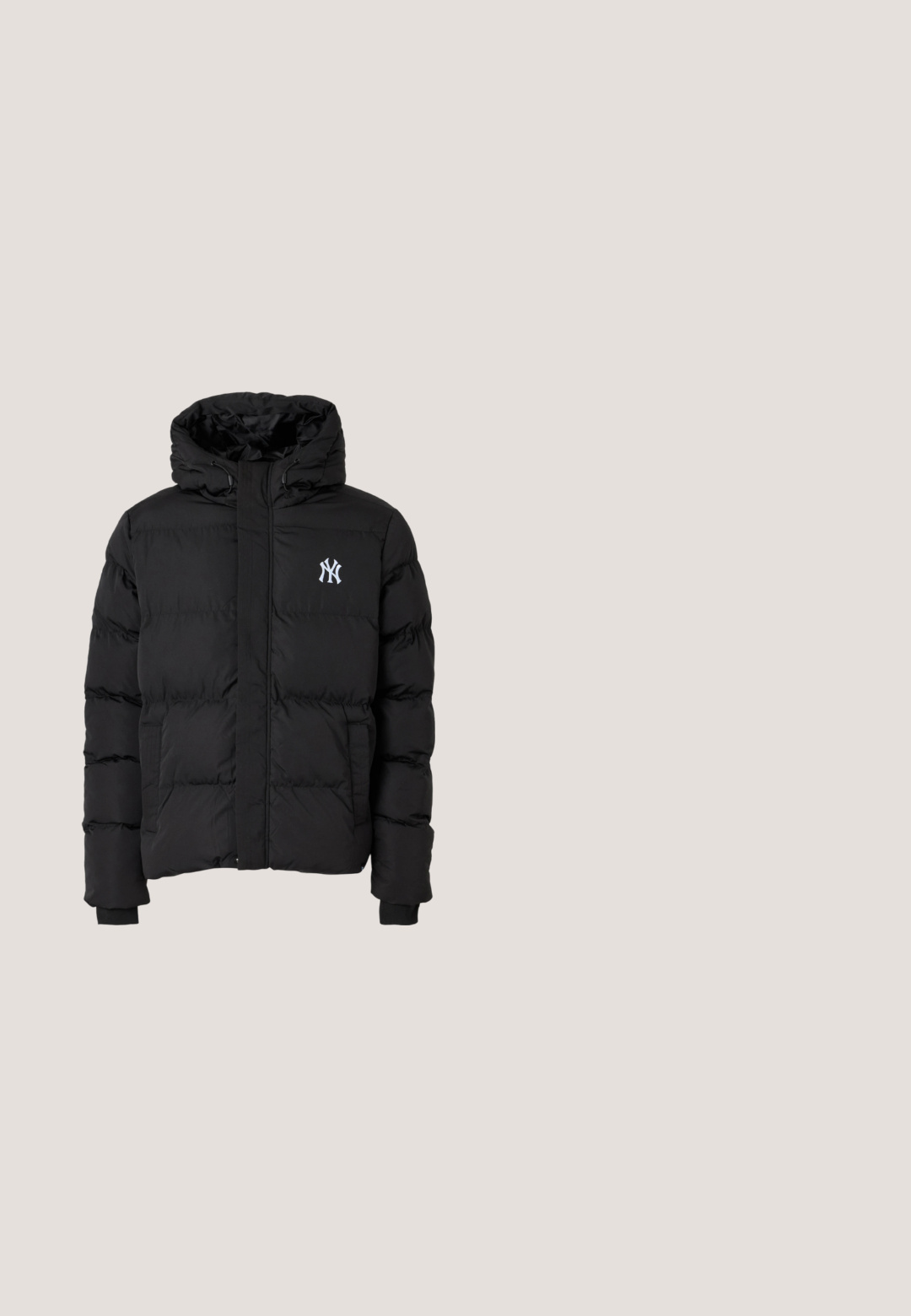 '47 CORE JACKET - Veste d'hiver - black; Sweatshirt noir à capuche avec une poche kangourou, présentant des coutures blanches contrastantes, une capuche avec cordons et un petit logo sur la poitrine.; Jersey noir à manches longues avec des rayures verticales, numéro 5 en relief, et texte "HAN KØBENHAVN" en argent. Fabriqué en tissu lisse.; Pantalons de jogging noirs en tissu doux, dotés d'une taille élastique avec cordon de serrage ajustable et de bas de jambe resserrés.; Basket basse noire avec semelle épaisse, design à lacets et languette au talon, vue de côté sur fond blanc.; Sac messager noir avec fermeture à rabat et poche avant texturée, bandoulière réglable, et design minimaliste sur fond uni.