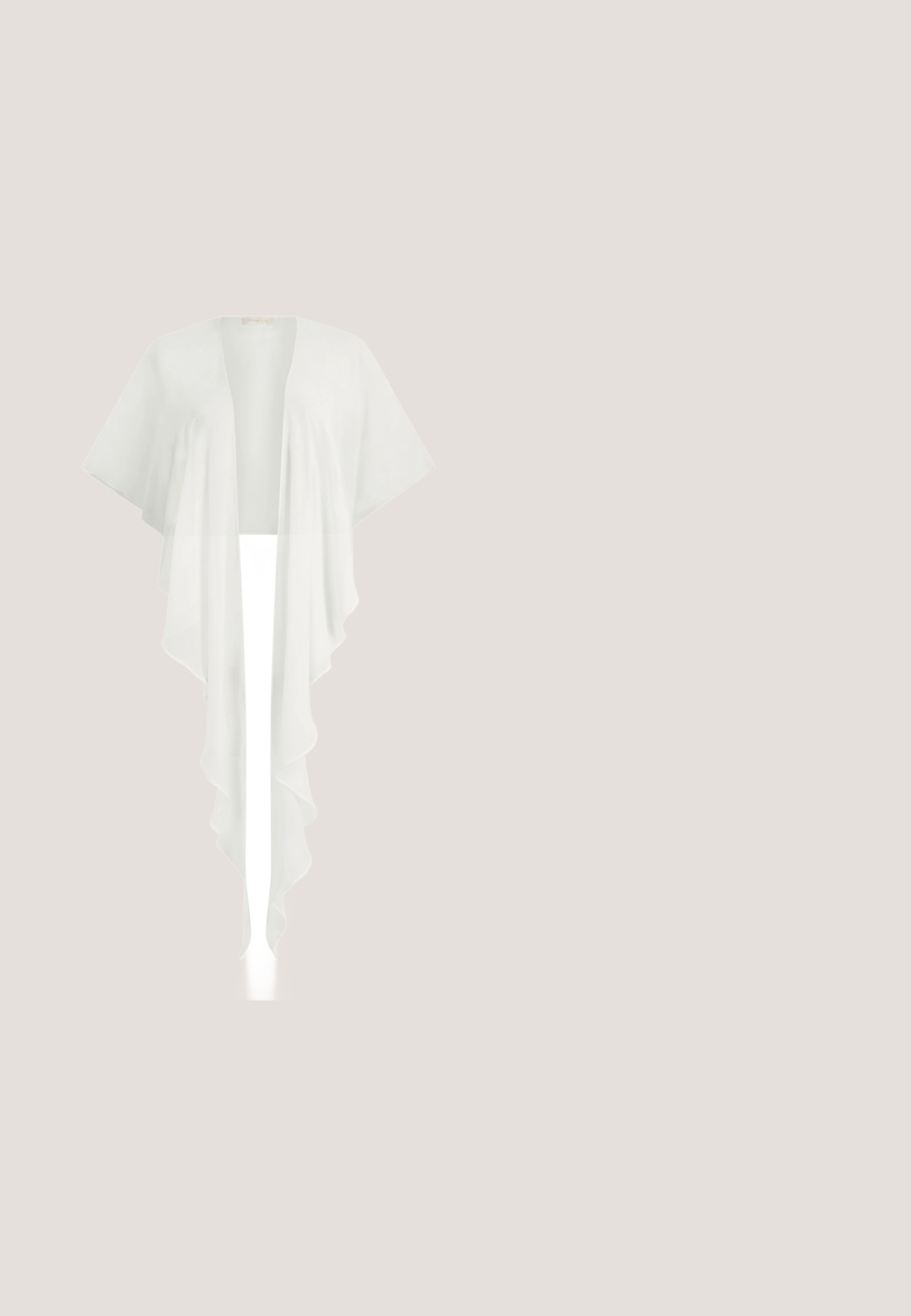 Hvid kimono-inspireret cardigan med åben front, brede korte ærmer og lange, flydende forstykker med flæsekant.; Lyseblå aftenkjole med palietter, tætsiddende silhuet, tynde stropper og fishtail nederdel, der har multicolore reflekterende detaljer over det hele.; Sølv læder højhælede pumpe med spids tå, glat tekstur og en midt-høj stiletthæl. Minimalistisk design, ingen synlige mønstre.; Hvide gennemsigtige rektangulære solbriller med gradientlinser og tynde metalstel, mærket Michael Kors på linsen og armen.; Next Clutches - pearl white; Sølv ørestikkere med rund klynge af klare krystaller og en enkelt hvid perledråbe hængende under hver klynge.