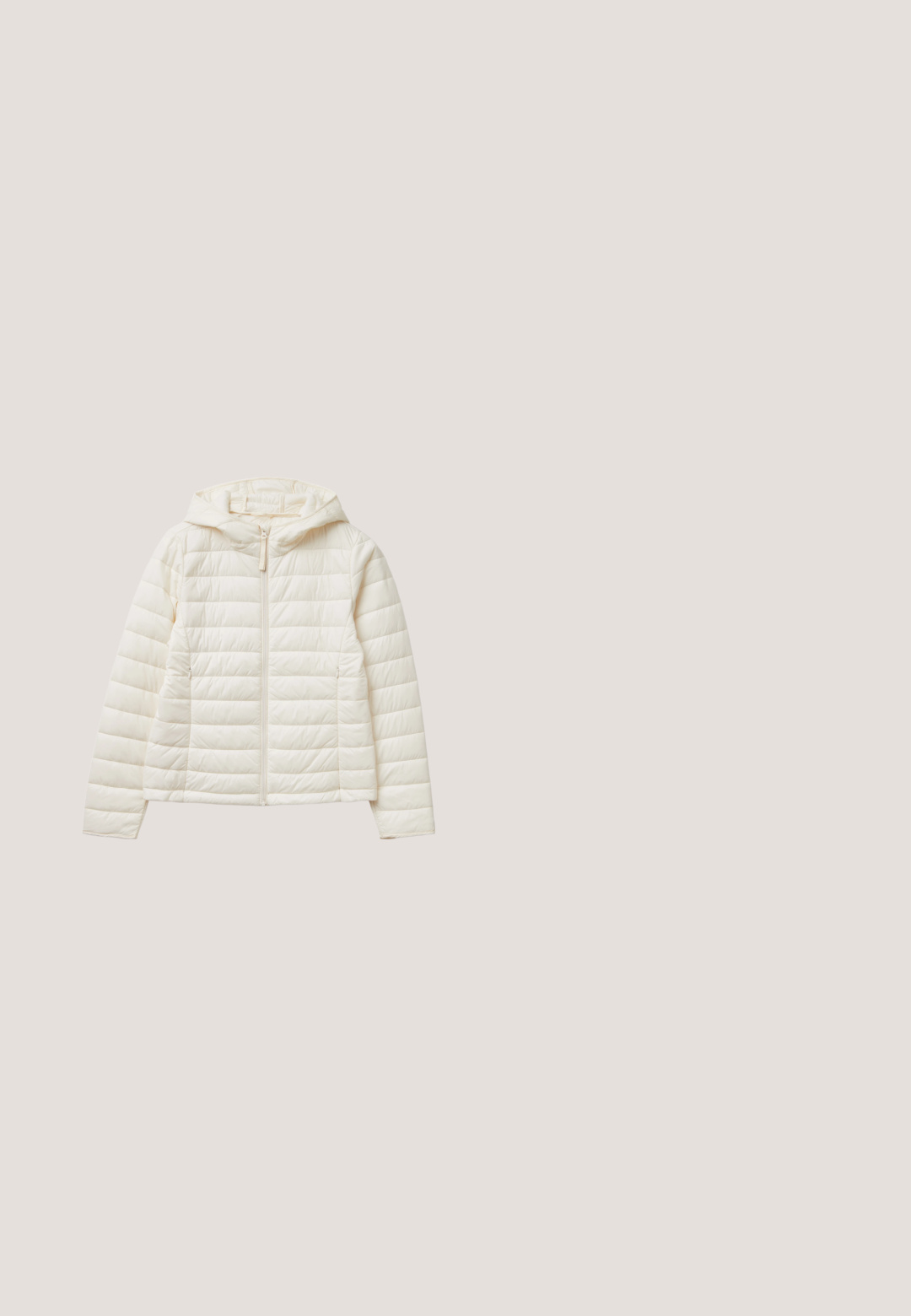 Leichte Creme-Hoodie-Jacke mit gesteppten horizontalen Linien, Frontreißverschluss und zwei Seitentaschen. Glatte Textur, isoliert für Wärme.; Gestreiftes Langarmoberteil in Grün und Weiß mit rundem Halsausschnitt und Raglanärmeln, aus weichem, leichtem Stoff gefertigt.; Ausgewaschene blaue Denim-weitbeinige Jeans mit Knopfverschluss, Gürtelschlaufen und zwei Gesäßtaschen. Glatte Textur mit klassischem Fünf-Taschen-Design.; Weiße Sneaker mit einem glatten Lederobermaterial, einem beigefarbenen Suede-Zehenkappen und einer strukturierten braunen Gummisohle. Verfügt über fünf Ösen für die Schnürsenkel und eine gepolsterte Ferse.; Beiger Leder-Umhängetasche mit einer Klappe und einem silberfarbenen Verschluss, ausgestattet mit einem abnehmbaren Träger und einer strukturierten Oberfläche.; Silberne gedrehte Creolen mit einer glatten, reflektierenden Oberfläche und Scharnierverschlüssen, von vorne und von der Seite auf weißem Hintergrund gezeigt.