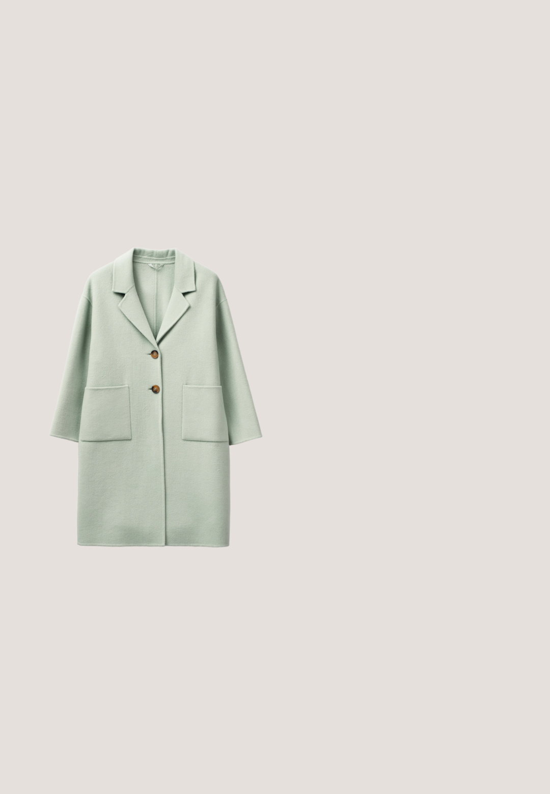 Manteau en mélange de laine vert clair avec de larges revers, deux boutons marron, manches longues et grandes poches plaquées à l'avant.; Haut à manches courtes bleu clair avec un décolleté arrondi, fabriqué en matière tricotée douce. Présente une coupe décontractée et un ourlet côtelé.; Jupe en denim avec une silhouette droite, présentant un délavage bleu moyen, deux grandes poches avant et des coutures visibles le long des coutures.; Mocassin en daim lavande avec semelle blanche et détail en métal doré sur le dessus, vue latérale, fond blanc propre.; Hexagona Sac banane - bleu ciel; Collier chaîne argent avec trois breloques colorées en forme de fruits : un citron, une fraise et une orange, chacune avec des accents verts et des détails texturés.
