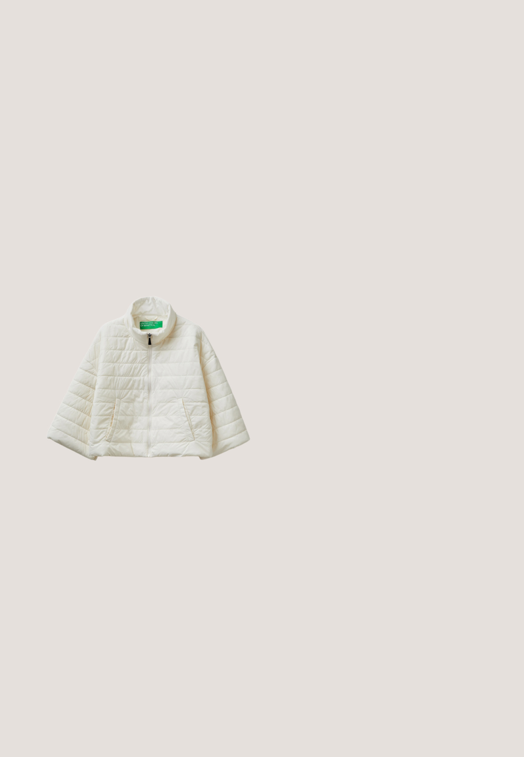 Witte doorgestikte jas met een ritssluiting aan de voorkant, een opstaande kraag en twee zijzakken, gelabeld United Colors of Benetton.; Rode sweatshirt gemaakt van katoen, voorzien van een ronde hals, lange mouwen en een klein wit lintlogo op de linkerborst. Zachte textuur.; Rode katoenen T-shirt met ronde hals en korte mouwen. Met een wit merkembleem bedrukt op de voorkant. Glad textuur en een gewone pasvorm.; Blauwe denim jeans met een rechte pijp, vijf zakken, zichtbare stiksels en een knoopsluiting. Materiaal heeft een licht vervaagde textuur.; Rode en roze sneaker met een rubberen zool drijvend boven een beige geweven kleed en een lichte vloer bij een ronde houten tafel met gestapelde boeken.; Witte leren handtas met dubbele handvatten en een ritssluiting aan de bovenkant, met een slank, langwerpig rechthoekig ontwerp.