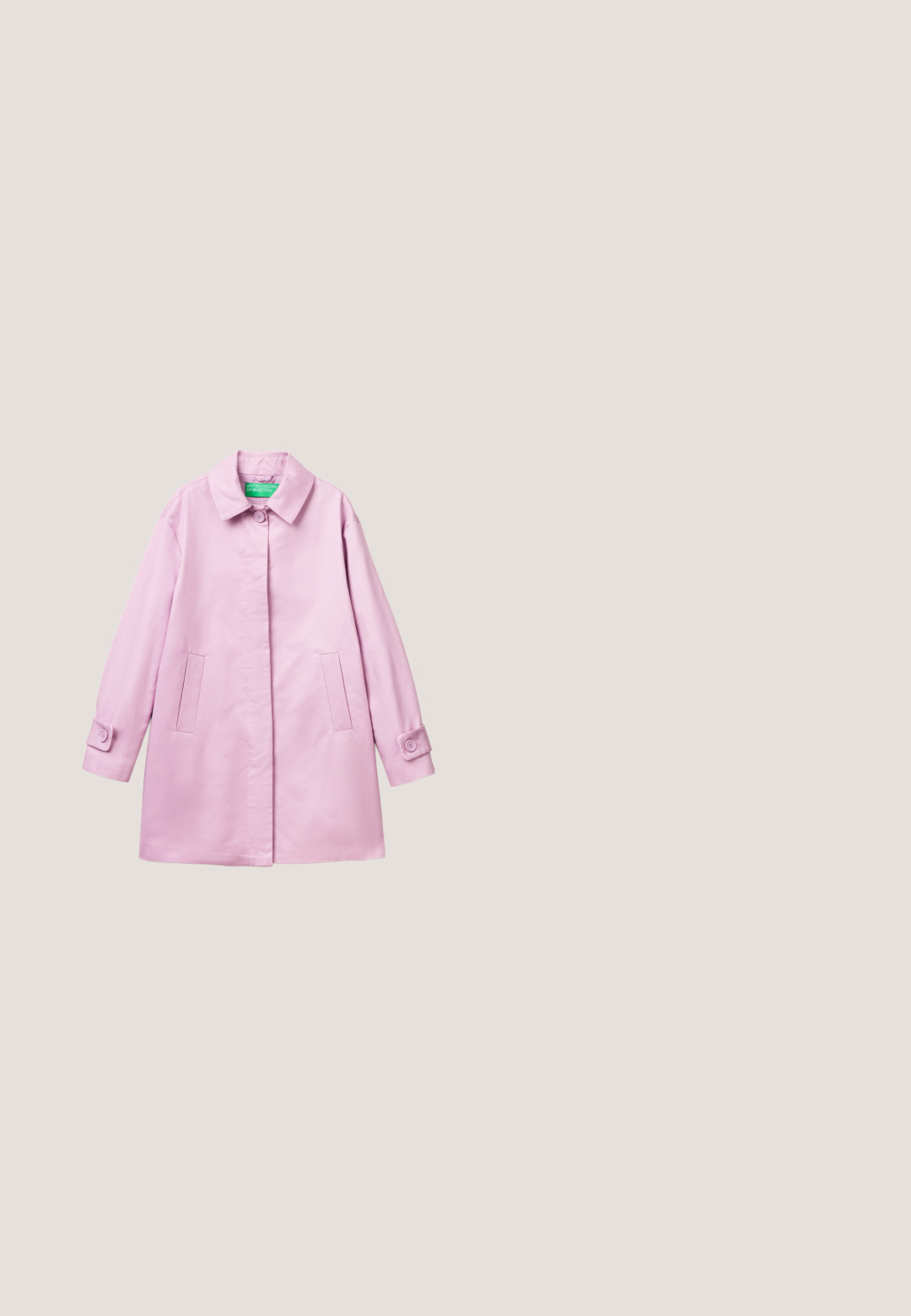 Abrigo rosa claro de longitud media con cuello, dos bolsillos laterales, cierre con botones en los puños y un solo botón superior cerca del cuello.; Vestido ajustado sin mangas de tela rosa brillante. Presenta una superficie texturizada y lazos decorativos en la parte delantera. Ribete recto.; Zapato slingback de cuero rojo con punta puntiaguda, tacón bajo de bloque, diseño recortado cerca de la parte delantera y una correa ajustable con hebilla.; Gafas de sol cuadradas sin montura con lentes de degradado rosa y finas patillas doradas, con detalles decorativos de joyas cerca de las bisagras.; Bolso de mano tejido rosa con cadena dorada, cierre en forma de V dorado y detalle de borla sobre un fondo liso.; Par de pendientes de flor en tono dorado con pétalos de esmalte rojo y un centro de piedra preciosa cuadrada amarilla sobre un fondo blanco.