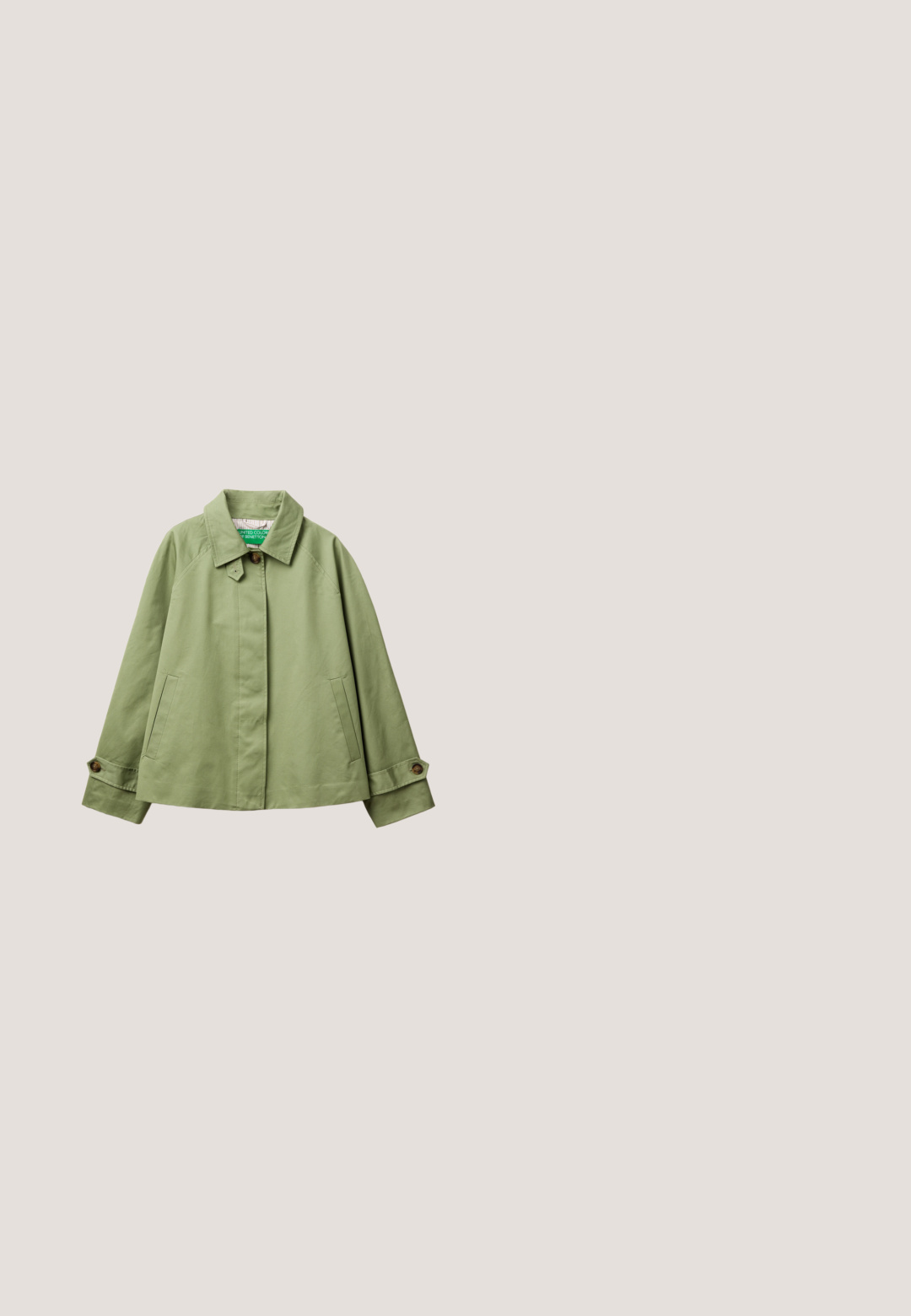 Lichtgroene jas met knopen, kraag, twee voorzakken en knoopdetails op de manchetten, plat gelegd op een witte achtergrond.; Lichtgroene blouse met een gestructureerde afwerking, met een v-hals, knopen aan de voorkant en geraffineerde details op de schouders.; Wijde broek met verticale groene krijtstrepen, elastische tailleband, zijzakken en een klein groen geborduurd logo op de linkerdij.; Lichtgroene suède sneaker met beige accenten, witte zijstreep, veters aan de voorkant en bruine rubberen zool, weergegeven in een zijaanzicht van links.; Zacht lichtgroene leren handtas met afgeronde handvatten en een afneembare schouderriem, weergegeven tegen een witte achtergrond.; Verstelbare gouden armband met groene en witte ronde kralen en kleine gouden zeshoekige kralen op een witte achtergrond.