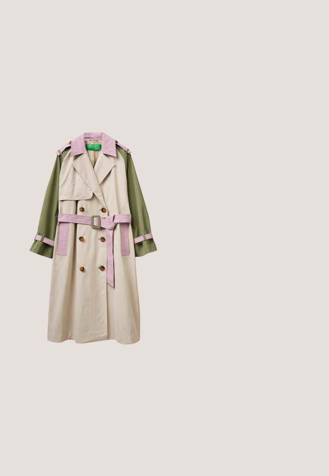 Gabardina beige con cuello rosa, cinturón y ribetes en los bolsillos, mangas verde oliva, botones cruzados y tirantes en los hombros.; Blusa de manga larga en tonos cálidos de naranja, marrón y púrpura. Cuenta con un escote y mangas con volantes, estampado floral y tela suave y ligera.; Pantalones cargo verdes con piernas anchas, grandes bolsillos laterales con solapas, trabillas para cinturón y cintura con cordón delantero, extendidos planos sobre fondo blanco.; Sandalia plana de cuero marrón con tiras cruzadas y cierre ajustable con hebilla en la parte trasera sobre una suela delgada negra.; Pequeño bolso bandolera rectangular de ganchillo con rayas marrones, beige y azul marino, correa de cuero y cierre de botón, y borla decorativa con cuentas.; Pendientes de aro dorados con un diseño irregular y texturizado, que presentan una forma robusta y escultórica con un acabado pulido.