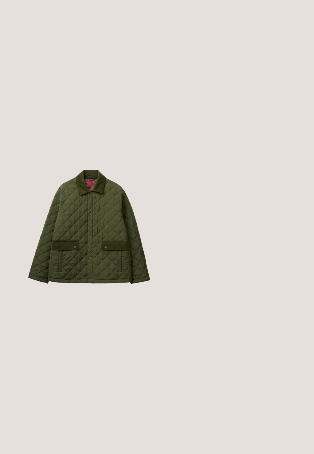 Chaqueta acolchada verde oliva con botones a presión, dos bolsillos frontales con solapa, bolsillos laterales verticales y un cuello en contraste con forro interior estampado.; Suéter de punto en verde oliva con un patrón geométrico en marrón, beige y negro. Cuenta con cuello redondo y puños y dobladillo acanalados.; Camiseta de canalé verde oliva, de manga corta, con cuello redondo y ajuste medio, mostrada sobre un fondo blanco.; Pantalones de algodón verde oscuro con un diseño de pierna recta, bolsillos frontales, cierre de botón y una textura suave. Presentan sutilezas en los detalles de costura.; Botines de ante marrón con punta redondeada, costuras mínimas y suela de goma gruesa y texturizada. Presenta un diseño de cordones y una pestaña en el talón.; The Bridge Bolsa de fin de semana - naturale   marrone abb rutenio scuro