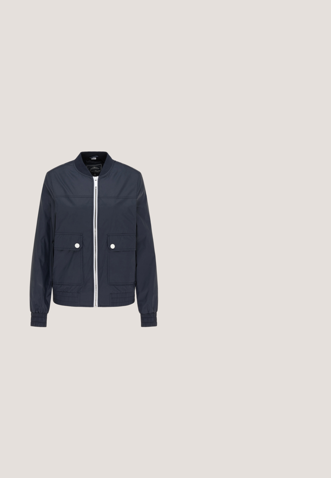 Veste bomber bleu marine en tissu léger et lisse. Présente une fermeture éclair à l'avant, deux poches avant avec des boutons blancs et des poignets côtelés.; T-shirt en coton bleu marine avec un imprimé de lèvres graphique blanc à l'avant. Manches courtes et coupe décontractée.; Pantalon bleu marine à taille ajustable avec une ceinture à nouer, jambes fuselées, poignets froncés et une texture lisse. Tissu léger. Sans motifs ni accents.; Baskets de sport bleu marine en matériaux en daim et en mesh, présentant un logo argenté proéminent, une tige texturée et une semelle intermédiaire blanche.; Sac en travers de couleur marine en tissu texturé, doté d'une fermeture zip, d'une bandoulière ajustable et d'une touche de jaune sur les accessoires.; Boucles d'oreilles à double anneau avec un schéma de couleurs argent et or. Le design comprend des surfaces en métal lisse et une finition polie.