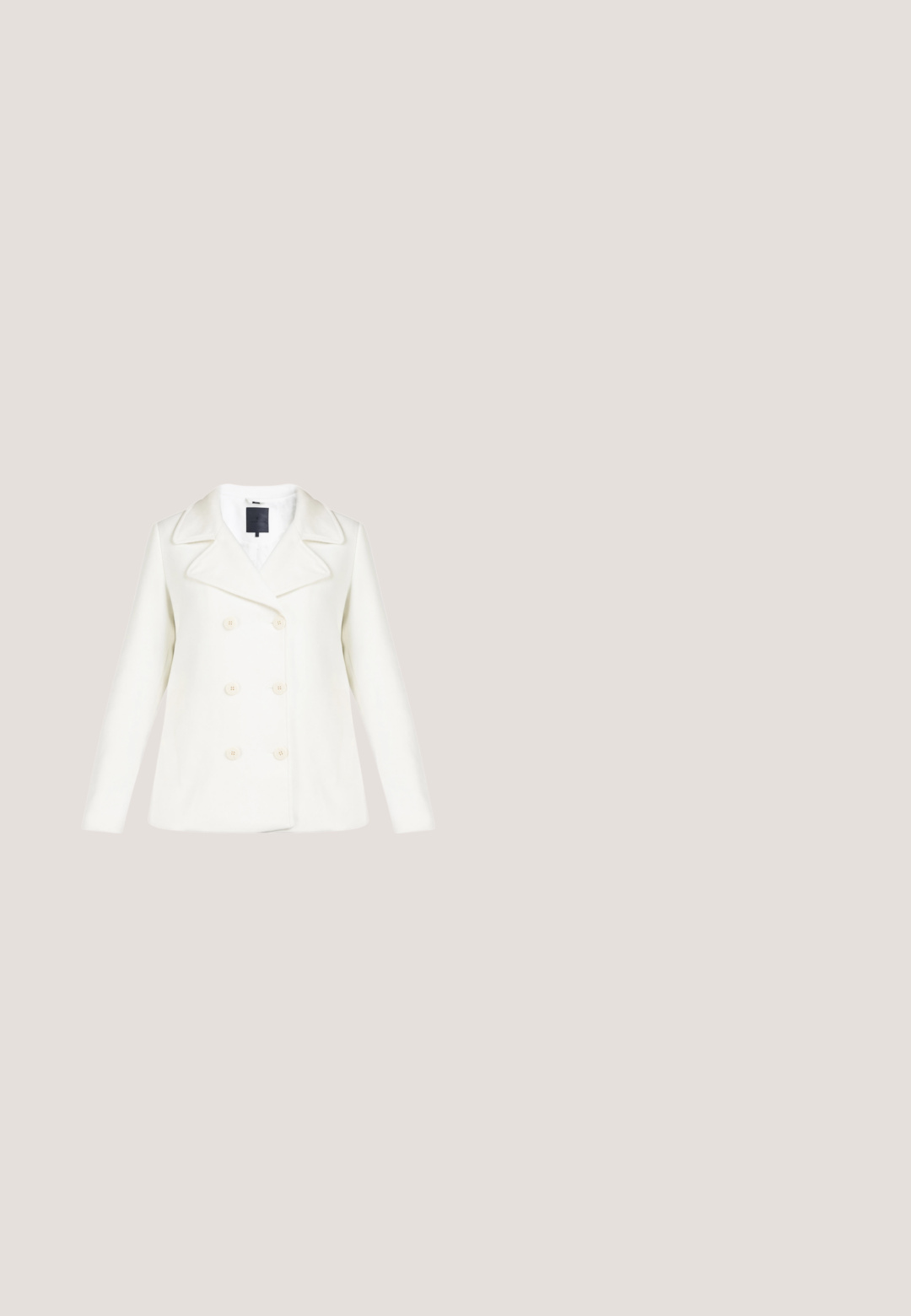 Witte dubbelzijdige jas met grote revers, gemaakt van zachte stof. Bevat zes ronde knopen en een eenvoudige binnenlabel.; Crèmekleurige blouse met lange mouwen, geplooide schouders, een hoge hals, knoopsluitingen bij de manchetten en een lange stoffen strik aan de kraag.; Crèmekleurige, wijde broek met hoge taille, voorplooi en sluiting met één knoop in de tailleband.; Beige leren pumps met hoge hak, een spitse neus, een gladde textuur en een slanke stilettohak. Minimalistisch ontwerp zonder extra versieringen.; Beige doorgestikte leren crossbodytas met goudkleurige kettingband en rechthoekige draaisluiting middenvoor.; Gouden armband met heldere rechthoekige kristallen in een klauwzetting. Inclusief een verstelbare ketting met een ronde bedel.