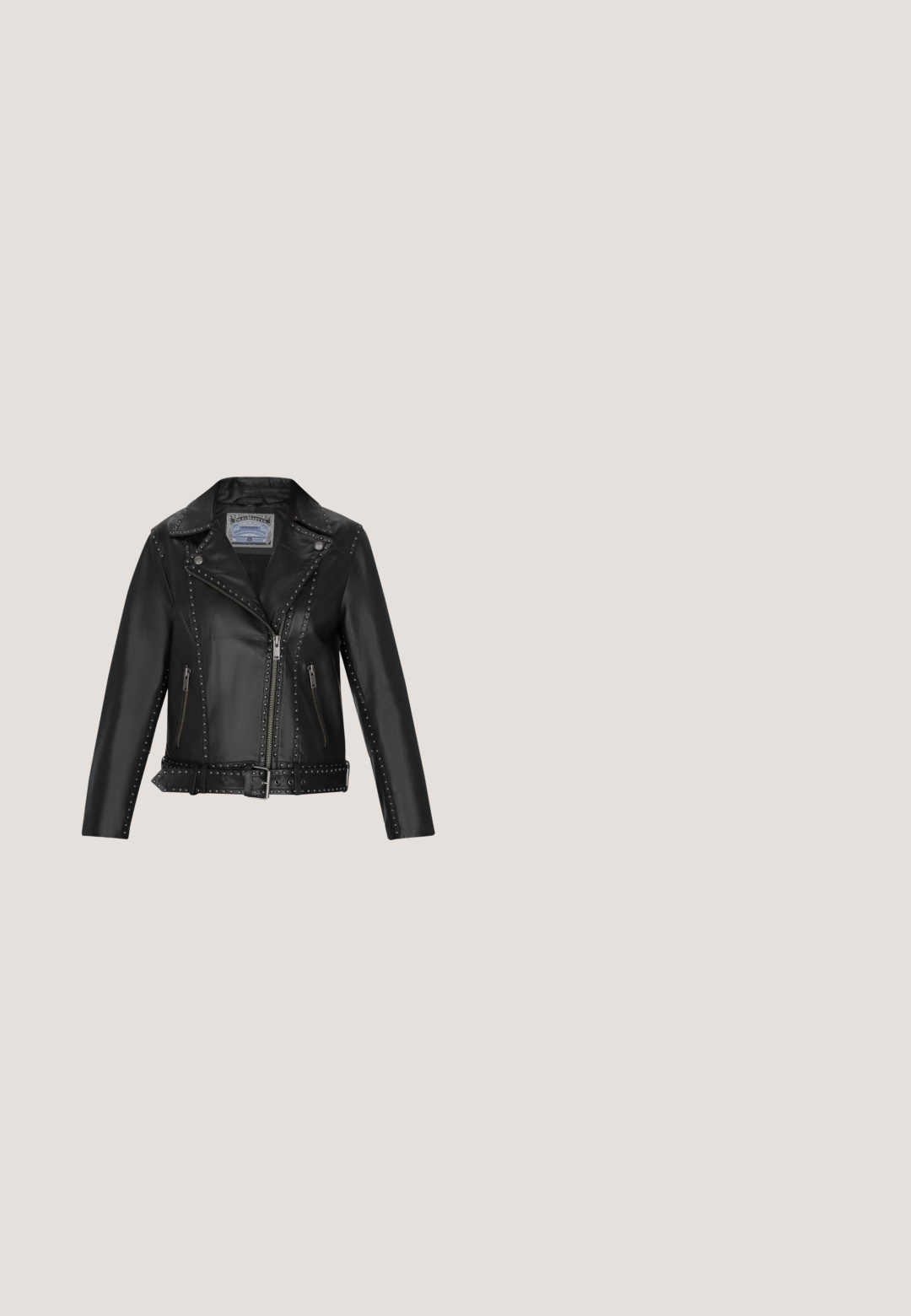 Veste de moto en cuir noir avec des clous argentés, fermeture éclair asymétrique, poches latérales et taille ceinturée pour un ajustement réglable.; T-shirt en coton noir avec des manches courtes, un col rond et une coupe décontractée. Présente une étiquette sur le col. Texture lisse et design simple.; Jean noir taille haute, large, avec des genoux déchirés et des détails usés sur fond blanc.; Bottines noires jusqu'aux genoux avec une semelle épaisse, ornées de clous en argent et d'une poupée aux cheveux en laine rouge attachée par une chaîne sur le côté.; Pochette en cuir noir texturé avec détails en clous argentés, double fermeture éclair, emblème en forme d'aile et bandoulière chaîne argentée sur fond blanc.; Ceinture en cuir noir avec boucle argentée, plusieurs œillets en métal et pointes répartis uniformément sur toute sa longueur, conçue comme un accessoire de mode.