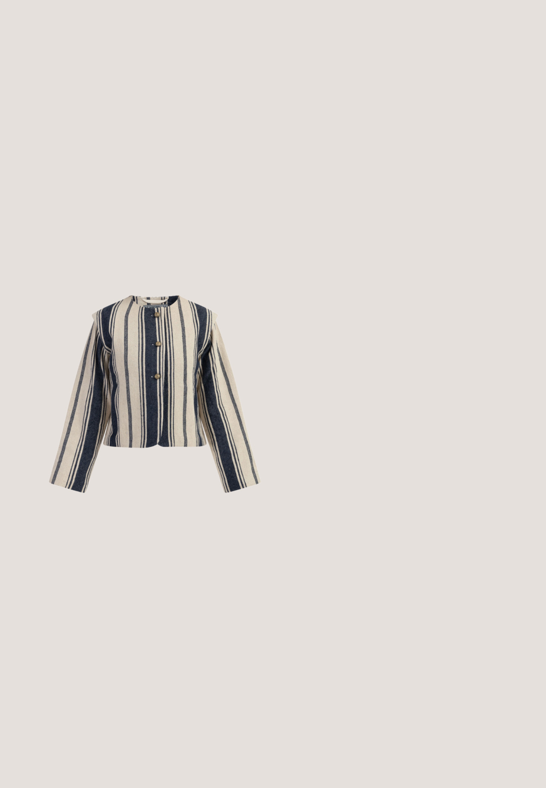 Langärmelige Jacke mit Knöpfen, vertikalen navyblauen und beigen Streifen und rundem Ausschnitt.; Ärmelloses geripptes Stricktop in Lavendel mit gewellten Kanten am Ausschnitt, an den Armausschnitten und am Saum, mit rundem Halsausschnitt.; Jeans A-Linien-Rock, dunkelblau, knielang, mit einem glatten Bund und einem verdeckten Reißverschluss sowie einer ausgestellt Silhouette. Subtile Texturdetails.; Marineblaue Wildleder-Sneaker mit weißem Akzent und gewebtem Muster, ausgestattet mit einer Gummisohle und schwarzen Schnürsenkeln. Logo seitlich sichtbar.; Cremetote Bag mit vertikalen dunkelblauen Streifen und zwei Schulterriemen, aus gewebtem Stoff.; Blau gepolstertes Stoff-Haarband mit hellblauen Blumen- und Blattmustern und schwarzem Innenfutter.