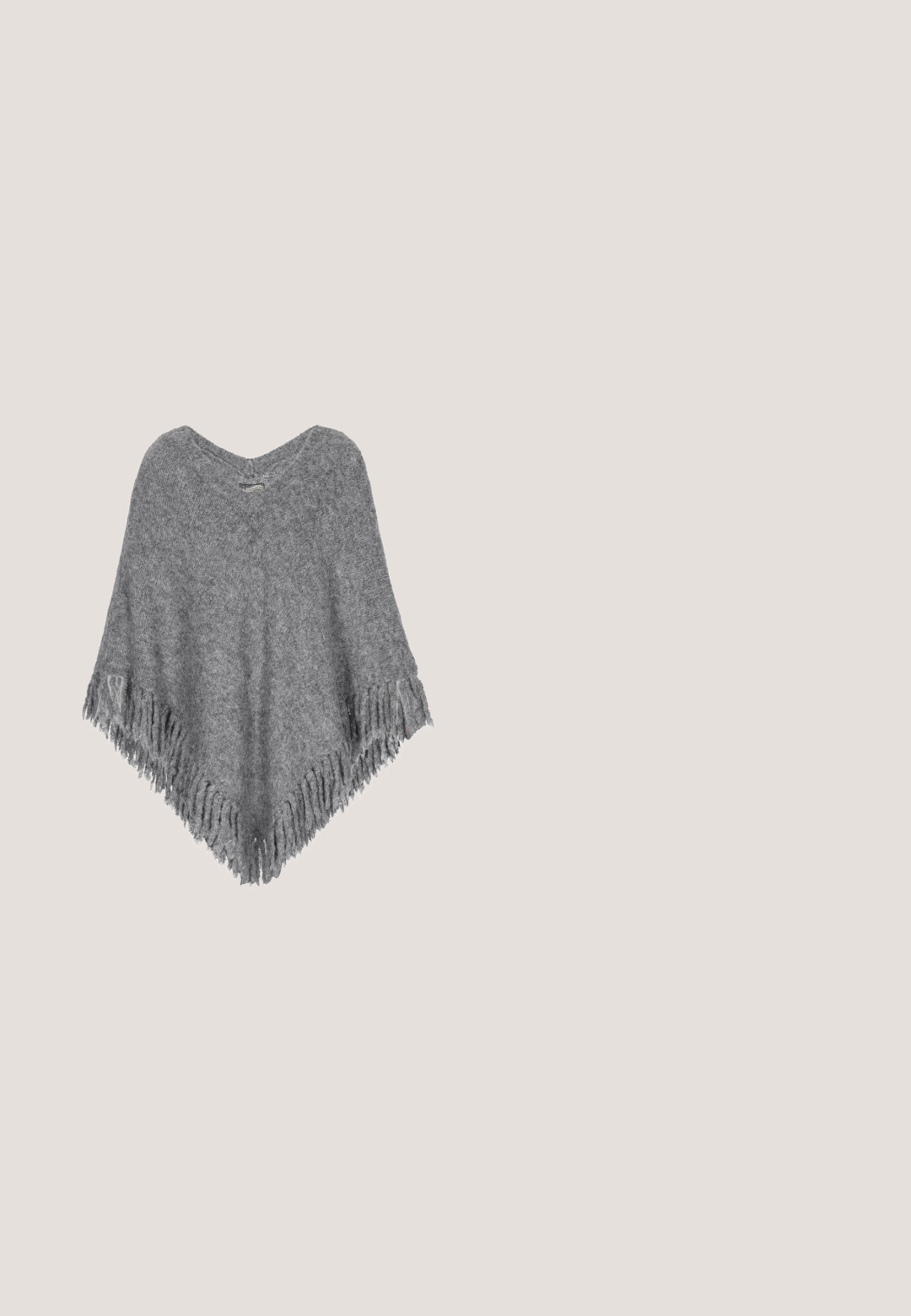 Poncho tricoté gris avec un design en V, présentant des bords à franges pour ajouter de la texture. Fabriqué dans un matériau doux, créant une apparence légère et drapée.; Pull en maille gris clair à manches longues avec col rond, décoré de petites et moyennes perles blanches dispersées sur le corps et les manches.; Pantalon large en satin bordeaux avec taille élastique et cordon de serrage, avec des bandes latérales noires.; Penguin en daim bourgogne à bout pointu, petit talon et un accent de nœud noué sur le devant ; texture lisse et design élégant.; Sac tote beige avec une surface texturée, présentant un motif en diamant et des accents en relief. Deux longues poignées pour un transport facile.; Bracelet en métal argenté avec des maillons entrelacés, doté d'une fermeture à fermoir et d'un pendentif circulaire avec un logo. Texture lisse et brillante.