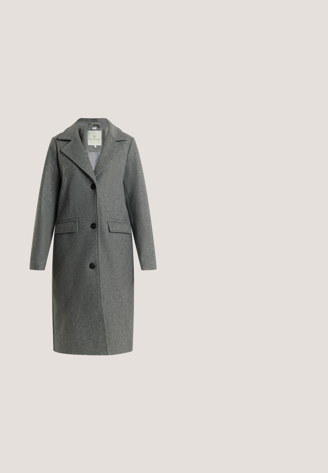 Grijze wollen jas met een knoopsluiting aan de voorkant, een opstaande kraag en twee voorzakken. Soepele stof met een getailleerd, knielang ontwerp.; Zacht lichtgrijs gebreid trui met lange mouwen en geribde boorden, zoom en ronde hals.; Lichtgrijs turtleneckshirt met lange mouwen, een slanke pasvorm en een gladde stofstructuur op een witte achtergrond.; Grijze wolmix broeken met rechte pijpen, een hoge taille en zonder zichtbare zakken of sluitingen.; Grijze suède enkelboots met een zachte binnenvoering, minimale stitching en een gegoten rubberen zool. Voorzien van een trekband aan de achterkant.; Grijze leren handtas met twee ritsvakken aan de voorkant, afgeronde vorm, platte bodem en een enkele, gladde schouderband. Minimalistisch ontwerp, subtiele branding.