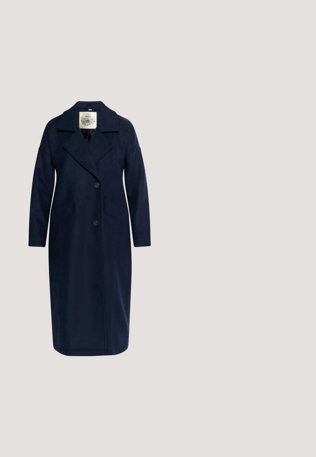Marineblauwe wollen blendjas met een geknipt kraag, dubbel gestreepte voorkant, twee zijzakken en lange mouwen, met een gladde textuur.; Zwarte, loszittende jurk met een ronde halslijn, geplooide mouwen en strikdetails bij de boorden. Gemaakt van lichtgewicht stof. Effen kleur.; Shabbies Amsterdam LAKEY RIDE - Cowboy-/Bikerlaarzen - black; Zwarte cat-eye zonnebril met donkere lenzen, een glanzend kunststof frame en goudkleurige accenten op de tempels. Gladde textuur en scherpe hoeken.; Zwarte rechthoekige schoudertas met verstelbare riem, zilveren sluitingen, voorvak en klein gouden logolabel op een witte achtergrond.; Zilveren bangle armband met een gladde afwerking en piramide studs langs de rand, gegraveerd met "FURLA 1927" aan één kant.