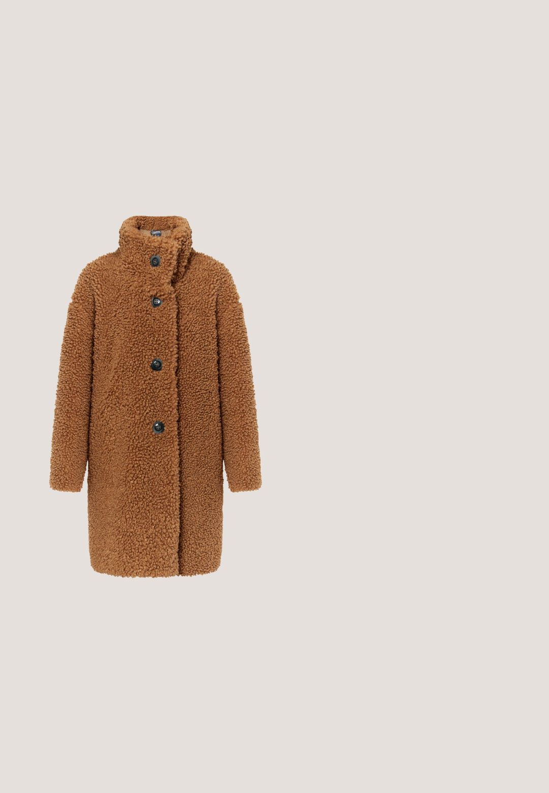 Manteau en teddy marron et fluffy avec un col haut, cinq boutons noirs et une coupe décontractée. Fabriqué en matière douce et texturée.; Pull en laine blanc à col roulé avec un motif en losanges texturé sur le devant et des poignets à bords-côtes. Matière douce et épaisse avec une coupe décontractée.; Pantalon large beige avec une taille élastique, fabriqué dans un tissu doux et texturé. Pas de poches ni d'ornements visibles.; Bottines en suede marron, à bout rond, avec une doublure douce et une semelle en caoutchouc, présentant des détails de couture visibles le long des coutures.; Sac à main marron et crème texturé avec poignées supérieures, logo de marque doré LIU JO, et pompon tressé suspendu avec breloque et anneau dorés.; Collier délicat en chaîne d'or avec un petit pendentif botte de cowboy et fermoir ajustable sur fond blanc.