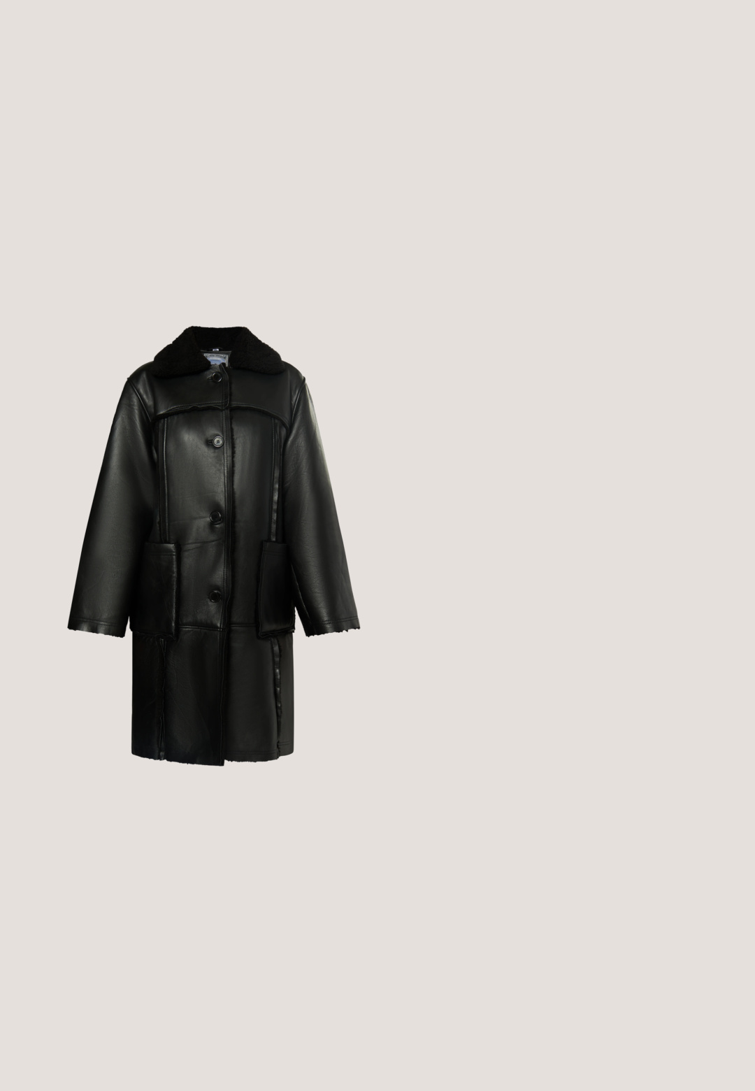 Manteau en cuir noir avec un col en shearling, fermeture à boutons, deux poches avant et une coupe ample avec des détails de couture visibles.; Robe noire en cuir sans bretelles avec un corsage ajusté, des plis et une texture lisse. Présente un décolleté droit et une jupe évasée.; Bottes en cuir noires hauteur genou avec un bout pointu, un tige droite et un talon haut effilé. Texture lisse avec un minimum de détails.; Lunettes de soleil noires avec un design carré et des verres sombres. Présentent des accents de logo doré sur les branches. Monture en plastique brillant.; Pochette rectangulaire noire brillante avec un dessus plié et une fermeture à boucle dorée sur fond blanc.; Bague en chaîne ton or avec des maillons entrelacés, finition polie et bords arrondis. Affiche des marques de poinçon à l'intérieur de l'anneau.