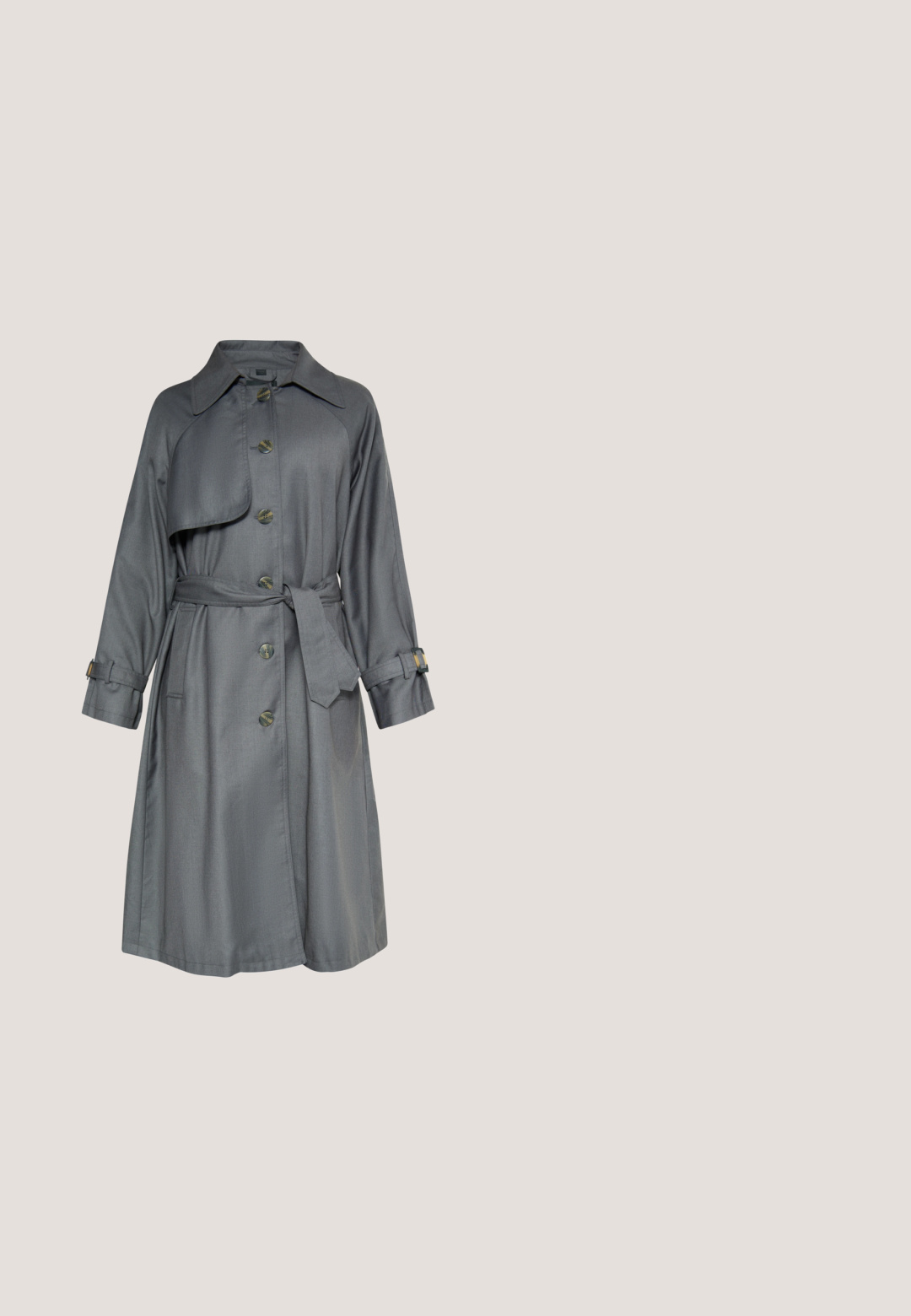 Grauer Trenchcoat aus glattem Stoff, mit großem Kragen, Knopfleiste, Taillengürtel und ärmelspezifischen Details mit verstellbarer Hardware.; Grau gestrickter Pullover mit strukturiertem Muster, geripptem Halsausschnitt und Saum sowie langen Ärmeln. Hergestellt aus weichem, gemütlichem Material, cropped Design.; Grau gestreifte Hose mit taillierter Passform, gefältelter Vorderseite und verkürztem Saum. Hergestellt aus gewebtem Stoff mit glatter Textur.; Schwarze Leder-Stiefelette mit spitzer Zehe, hohem Stiletto-Absatz, glatter Textur und minimalistischem Design. Verfügt über einen Reißverschluss auf der Rückseite.; Schwarze Textil-Ledertasche mit U-förmigem Metallverschluss und verstellbarem Riemen, vorne mit "SURI FREY" Logo auf der Klappe.; Silberne Halskette mit einem kleinen, minimalistischen Kreuzanhänger. Verfügt über einen Verschluss und eine verstellbare Kettenlänge.