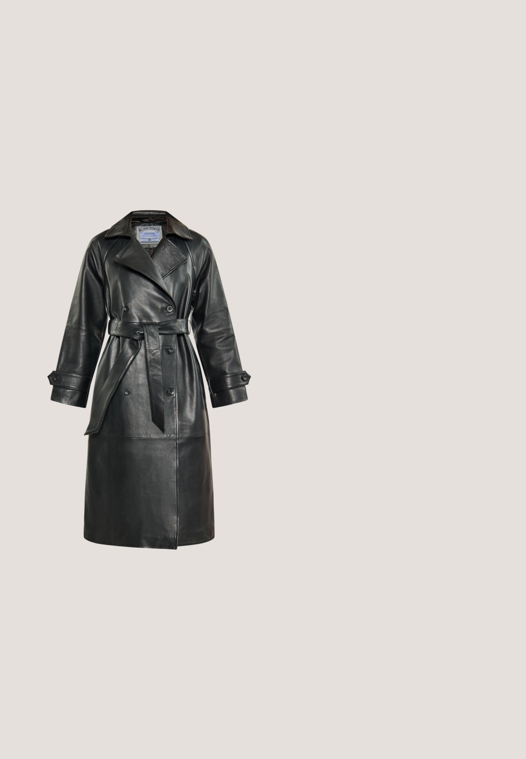 Trench-coat en cuir noir avec un design à double boutonnage, un large col, une taille ceinturée et des poignets boutonnés. Texture lisse, longueur au genou.; Combinaison noire sans manches avec jambes larges plissées, taille cintrée, décolleté en V et ornements carrés argentés décoratifs sur les épaules.; Escarpin noir en cuir avec un bout pointu, design à bride de cheville et un talon aiguille délicat. Présente une texture lisse et un style minimaliste.; Lunettes de soleil noires avec des montures carrées, lentilles dégradées et finition brillante. Logo "Vogue" en blanc sur une branche, accent métallique sur l'autre.; Sac bandoulière noir Guess avec motif de logo embossé, bandoulière chaîne dorée et fermoir doré sur le rabat avant.; Boucles d'oreilles en or avec un design circulaire arborant un logo au centre, rehaussées de strass transparents sur le bord.