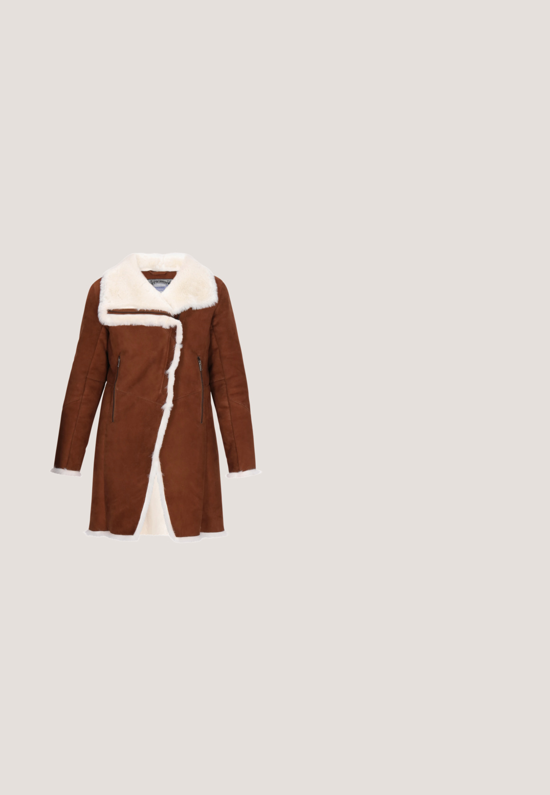 Brauner Wildledermantel mit weißem Kunstfellkragen und Akzenten, der über einen einzigartigen asymmetrischen Frontverschluss und zwei Reißverschlusstaschen an den Seiten verfügt.; Tan übergroßer Pullover mit einem gerippten Rollkragen, überschnittenen Schultern und geripptem Saum. Hergestellt aus einem weichen, strukturierten Strickmaterial.; Dunkelbraune, hoch taillierte, weit geschnittene Hose mit Vorderfalten, einem einzelnen Knopfverschluss und einem Reißverschluss vorne.; Burgunderfarbenes Lackleder-Schuhwerk mit einer spitzen Zehe, Knöchelriemen und einem 5 cm hohen, konisch zulaufenden Absatz. Glatte Textur und minimalistisches Design.; Braune Umhängetasche aus Leder und Wildleder mit Klappenverschluss und Riemendetail, vorne in der Mitte mit "RYŁKO" gebrandet.; Goldkette mit einer filigranen Kette und einem blumenförmigen Anhänger mit vier Blütenblättern und einem kleinen Anhänger, der eine polierte Oberfläche aufweist.