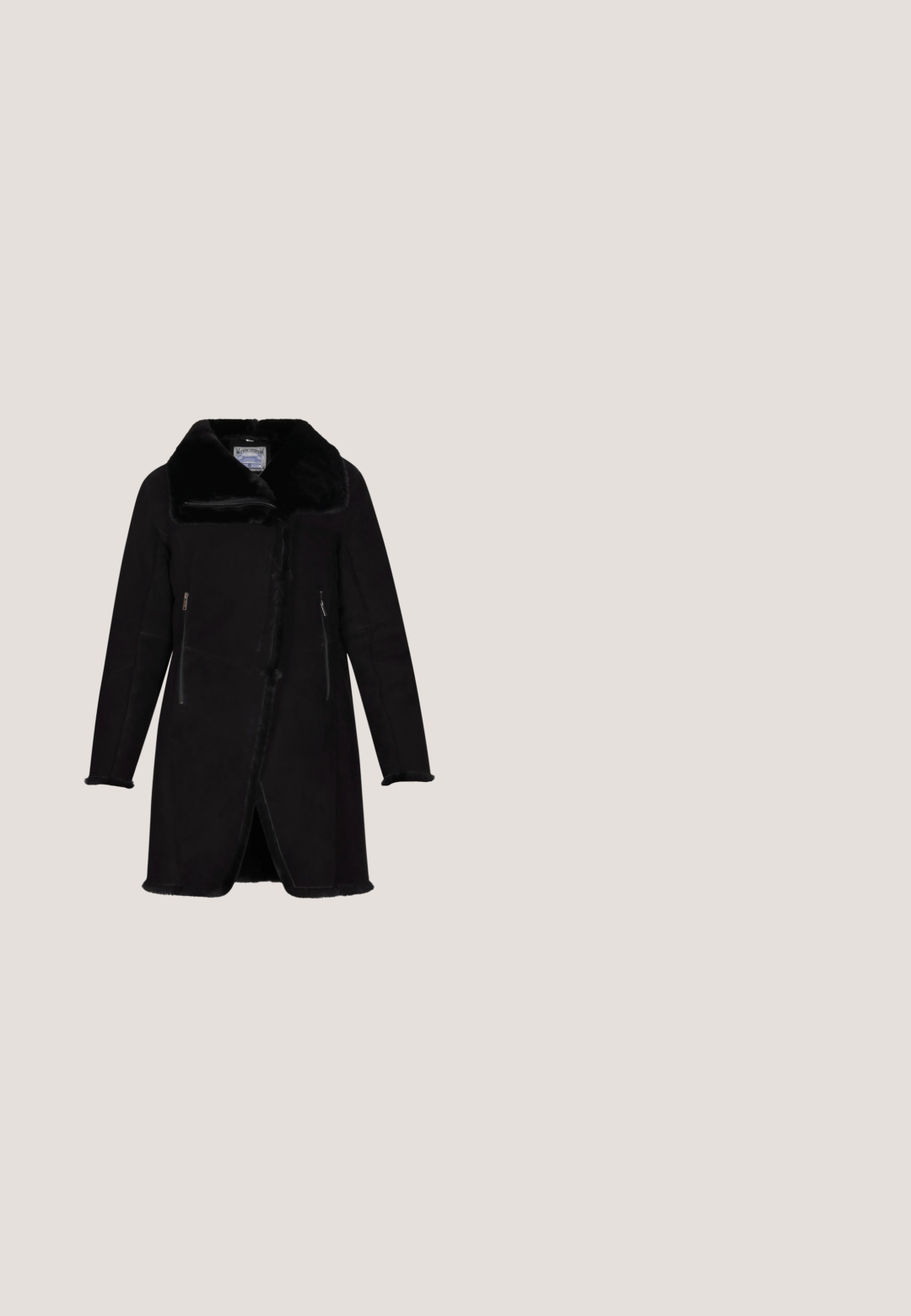 Abrigo de ante negro con un gran cuello de piel sintética, mangas largas, dos bolsillos laterales con cremallera y un dobladillo ligeramente asimétrico.; Suéter de punto negro con cuello redondo, mangas largas y dobladillo acanalado. Presenta un pequeño logo blanco en el pecho. Textura suave y tersa.; Jeans de mezclilla azul de cintura alta con pierna recta, que cuentan con un ligero desgaste, cierre de un botón y diseño de cinco bolsillos.; Zapatilla deportiva blanca con paneles de malla, suela gruesa acolchada, tira para tirar en el talón y cierre de cordones elásticos, vista lateral sobre fondo blanco.; Bolso Steve Madden de cuero negro texturizado con cremallera curva en la parte superior, asa corta irregular de metal y cuero, y correa desmontable.; Pendientes de plata con una forma orgánica y abstracta. Superficie lisa y brillante con un diseño cónico. Presentan suaves curvas y un detalle de línea central.