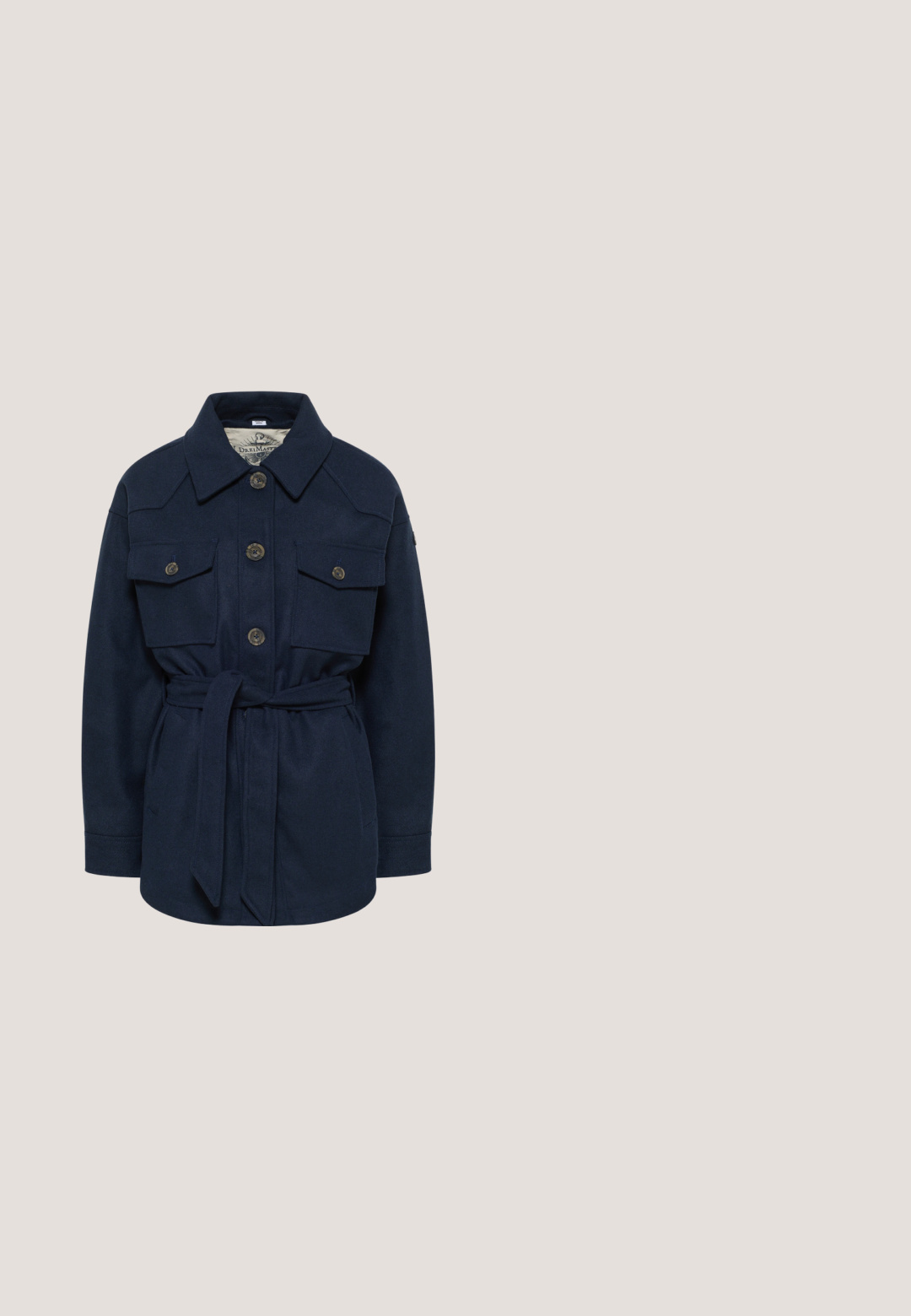 Marineblaue Jacke mit Kragen, Knopfleiste, zwei Brusttaschen und einem Gürtel, der die Taille betont. Weicher Stoff mit glatter Textur.; Marineblauer und weiß gestreifter Rundhalsausschnitt-Pullover mit langen Ärmeln aus weichem Stoff, mit geripptem Halsausschnitt und Saum.; Hose aus Baumwolle in Marineblau mit geradem Bein, ausgestattet mit zwei goldfarbenen Knöpfen und klassischen Gürtelschlaufen. Glatte Textur, ohne Muster.; Dunkelblaue Sneaker aus Wildleder und Stoffmaterialien, mit kontrastierender weißer Sohle, Schnürdesign und Logodetail an der Seite.; Schwarze Handtasche mit strukturierter Oberfläche, zwei Griffen, abnehmbarem, beige gestreiftem Schulterriemen und einem braunen Schlüsselanhänger in Form eines Teddybären.; Goldene Metall Ohrringe mit einem gedrehten, geschlungenen Design. Glatte Textur, die offene und verflochtene Formen für ein modernes Aussehen bietet.