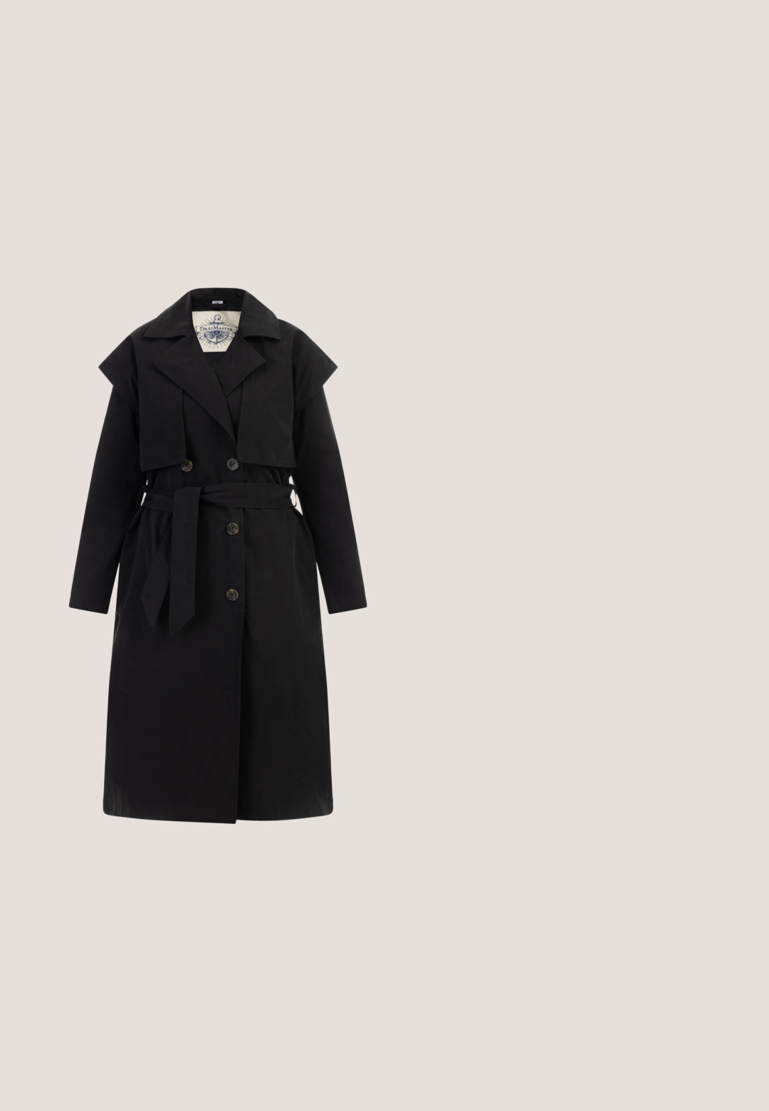 Sort langt trenchcoat med brede revers, bælte i taljen, knaplukning og skulderkapdetalje, vist på hvid baggrund.; Sort langærmet top lavet af et tekstureret materiale med glitrende partikler. Har en rund halslinje og slim-fit design.; Sorte brede bukser med høj talje, der har en glat tekstur og to frontfolder. Designet med en ren, skræddersyet form.; Scarosso Støvletter - black calf; Sort vævet læder hobo-taske med en buet silhuet, udstyret med en aftagelig rem og sølvfarvede metaldele. Logo præget på forsiden.; Par skinnende sølv snoede creoler med postlukning på en hvid baggrund.