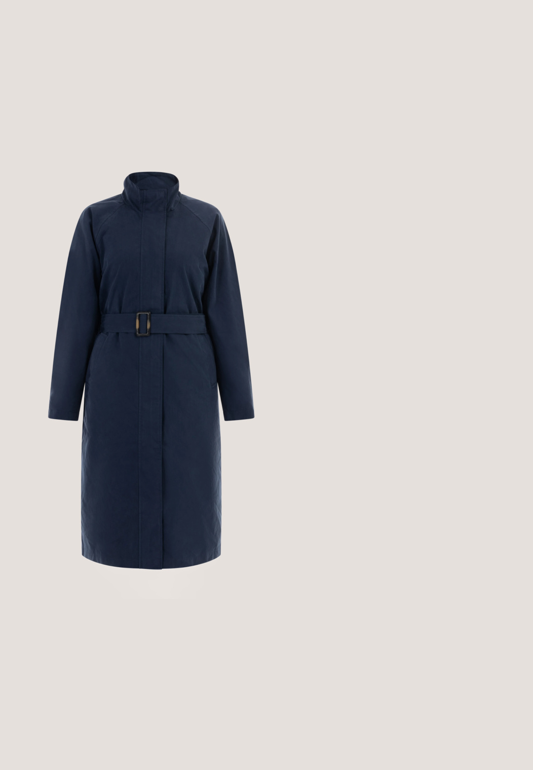 Marineblauwe jas met een hoge kraag, ceintuur in de taille, lange mouwen en een rechte pasvorm. Gemaakt van een gladde stof met een matte afwerking.; Navyblauwe sweatvest met lange mouwen, gemaakt van zachte stof, met een ronde halslijn en een trekkoord aan de onderkant voor een verstelbare pasvorm.; Marineblauwe T-shirt met korte mouwen van katoen, met een ronde hals en een relaxte pasvorm. Glad materiaal met minimale naden en een schoon ontwerp.; Marineblauwe broek met wijde pijpen, gemaakt van een zachte stof met een elastische tailleband en geen zichtbare zakken of versieringen.; Navyblauwe sneaker gemaakt van suède en stof, met een contrasterende witte zool, vetersluiting en logodetail aan de zijkant.; Donkerblauwe leren heuptas met zwart verstelbaar riempje, gouden ritssluitingen en voorvak met ritssluiting, afgebeeld tegen een effen witte achtergrond.
