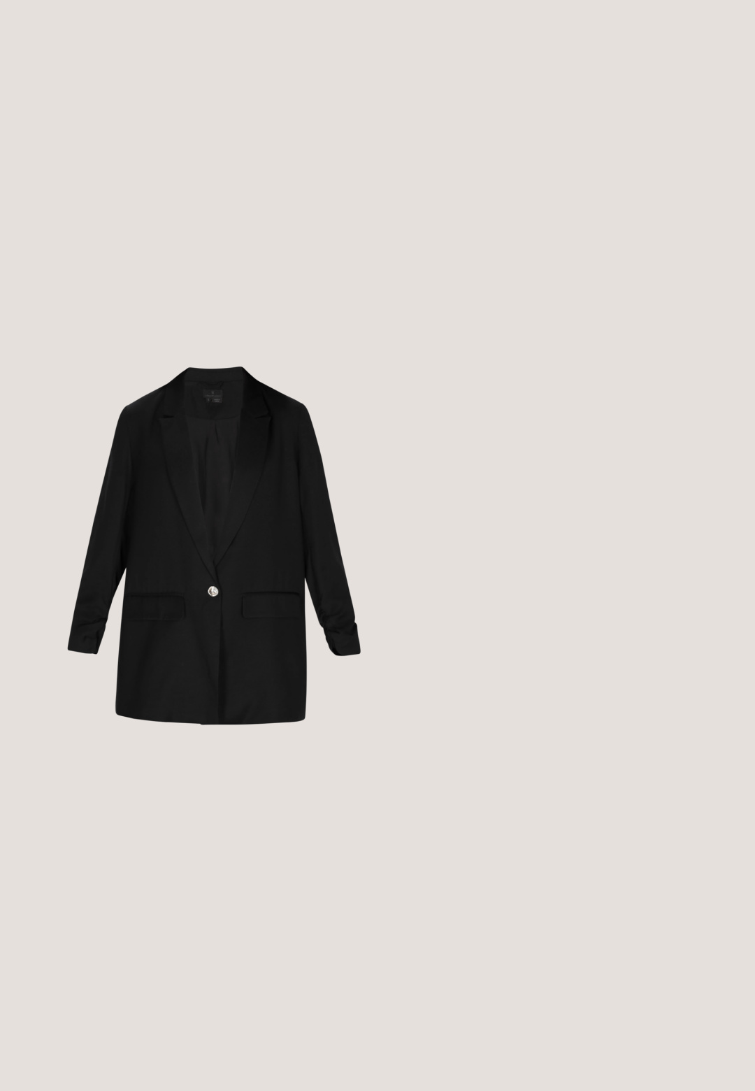 Schwarzer Blazer aus glattem Stoff, mit einem einzelnen Knopf, Reverskragen und zwei Fronttaschen. Lange Ärmel mit hochgekrempelten Bündchen.; Culture CUFIOLA - Bluse - black; Schwarze Spitzenhose mit floralen Mustern, flared Saum und durchscheinendem unteren Abschnitt. Weicher Stoff und elastischer Bund sorgen für Komfort und Stil.; Schwarzer Lackleder-High-Heel-Schuh mit spitzer Zehe, ausgestattet mit einem Riemen mit einer kleinen Schnalle und einem schlanken Stilettoschuh.; Schwarze Handtasche mit Krokodilprägung und strukturiertem Design, ausgestattet mit zwei mit Kristallen verzierten Schlaufen vorne und einem oberen Griff.; Perlenarmband mit Goldkette und Verschluss, verziert mit einem goldenen Schmetterlingsanhänger, der mit kleinen Perlen und Kristallen geschmückt ist.
