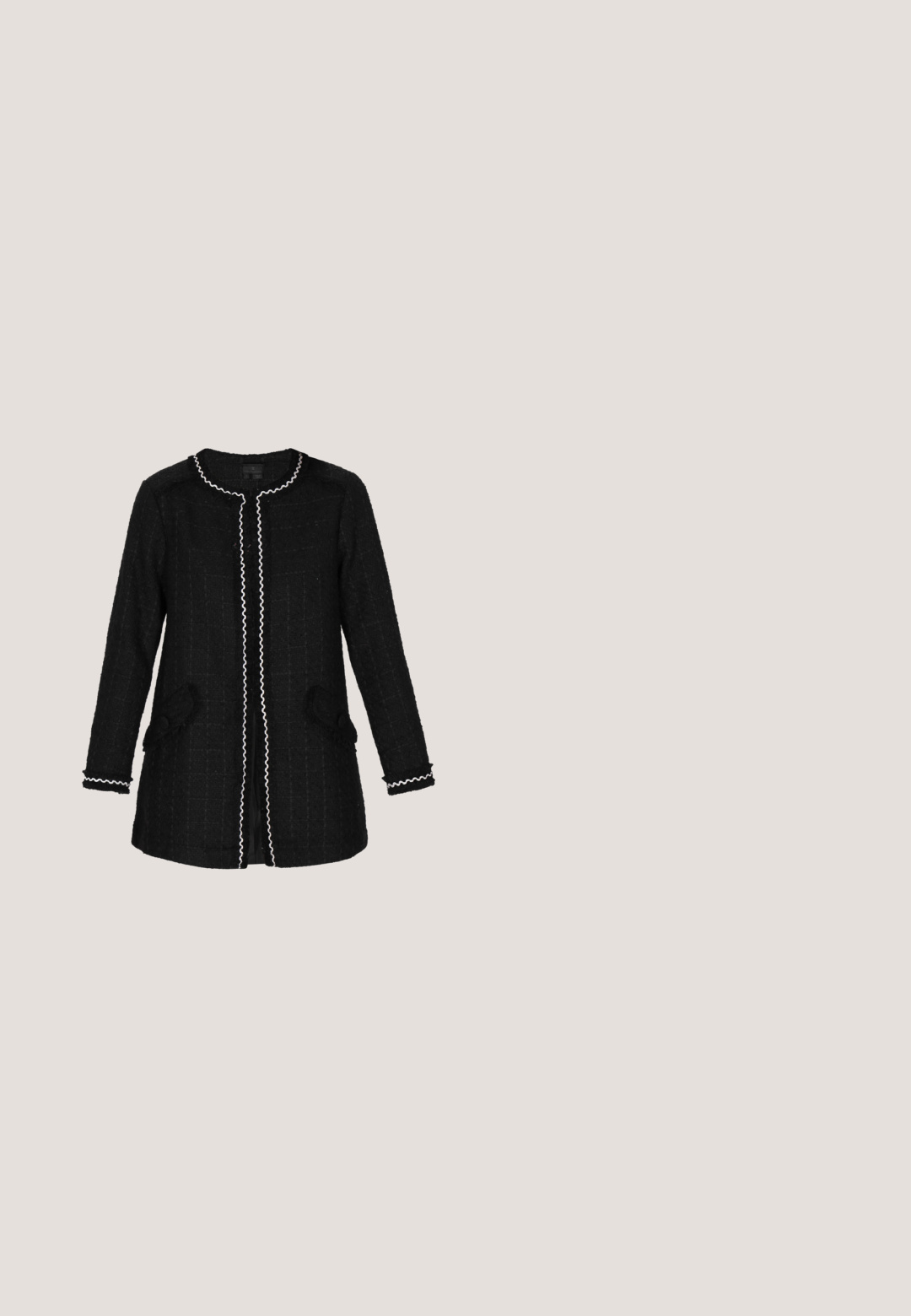 DreiMaster Halflange jas - black; Zwarte mouwloze trui met een geribbelde halslijn en zoom. Bevat textuur bloemapplicaties aan de voorkant. Zacht gebreid materiaal.; Witte kortebloes met grote pofmouwen, voorzien van een knoopsluiting aan de voorkant en zwarte stippen over het geheel.; Zwarte tweed shorts met een gestructureerd oppervlak, voorzien van een ruitpatroon in gouden draden, een op maat gesneden vorm en een middelhoge taille.; Zwarte leren schoenen met hak en enkelriem, gouden gesp, geplooid detail bij de teen en blokhak, op witte achtergrond.; Zwarte handtas met een gestructureerd ontwerp, voorzien van een glanzende zilveren strik met een rhinestone hart als middelpunt en een korte, ronde handgreep.