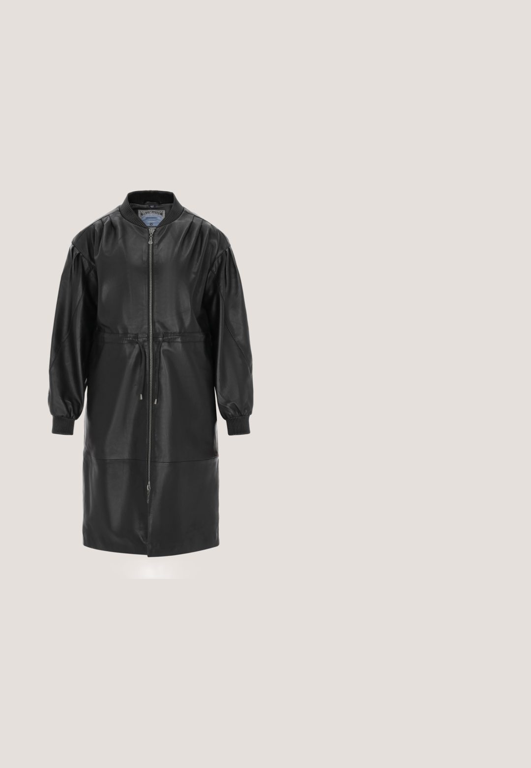 DreiMaster Klassisk frakke - black; Grøn glitrende kjole med lange ærmer, en omslag design og en samlet talje. Glat tekstur og knælængde med en løs pasform.; Sort læder ankelstøvle med en kraftig hæl, snørebåndsdesign og struktureret gummisål; har et lille præget logo på siden.; Mørkerøde kvadratiske katteøjne-solbriller med tynde arme og gyldne Marc Jacobs-logoer på stængerne og foran på stellets hjørner.; Sort, kviltet betræk af kunstlæder skuldertaske med en enkelt rem, sølv hardware og logo detaljering foran. Accentueret med en dekorativ spænde.; Guld-tonet metalkædearmbånd med et sammenkædet design, der har rosa, runde perler og et centralt øjemotivet prydet med klare sten.