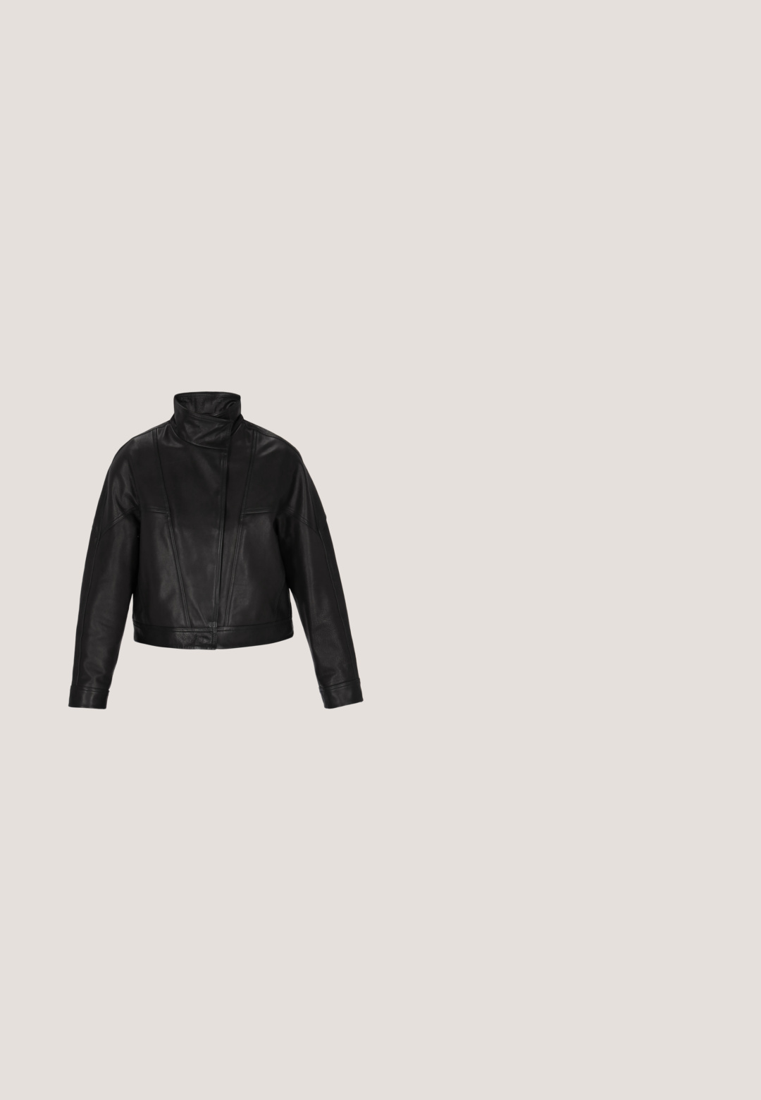 DreiMaster Leren jas - black; T-shirt met korte mouwen met horizontale bruine en lichtblauwe strepen en een ronde hals op een witte achtergrond.; Licht beige lange rok met een geplooide elastische tailleband en losvallende, vloeiende stof.; Zwarte platte sandaal met twee brede banden, een uitsnijding op een band en een gladde matte afwerking. Dunne, flexibele zool.; Zwarte cat-eye-zonnebril met donker getinte glazen en een subtiel logo op het montuur, getoond op een eenvoudige lichte achtergrond.; Zwarte draagtas met witte stippen, voorzien van twee zwarte stoffen handvatten en een brede rechthoekige vorm tegen een effen achtergrond.