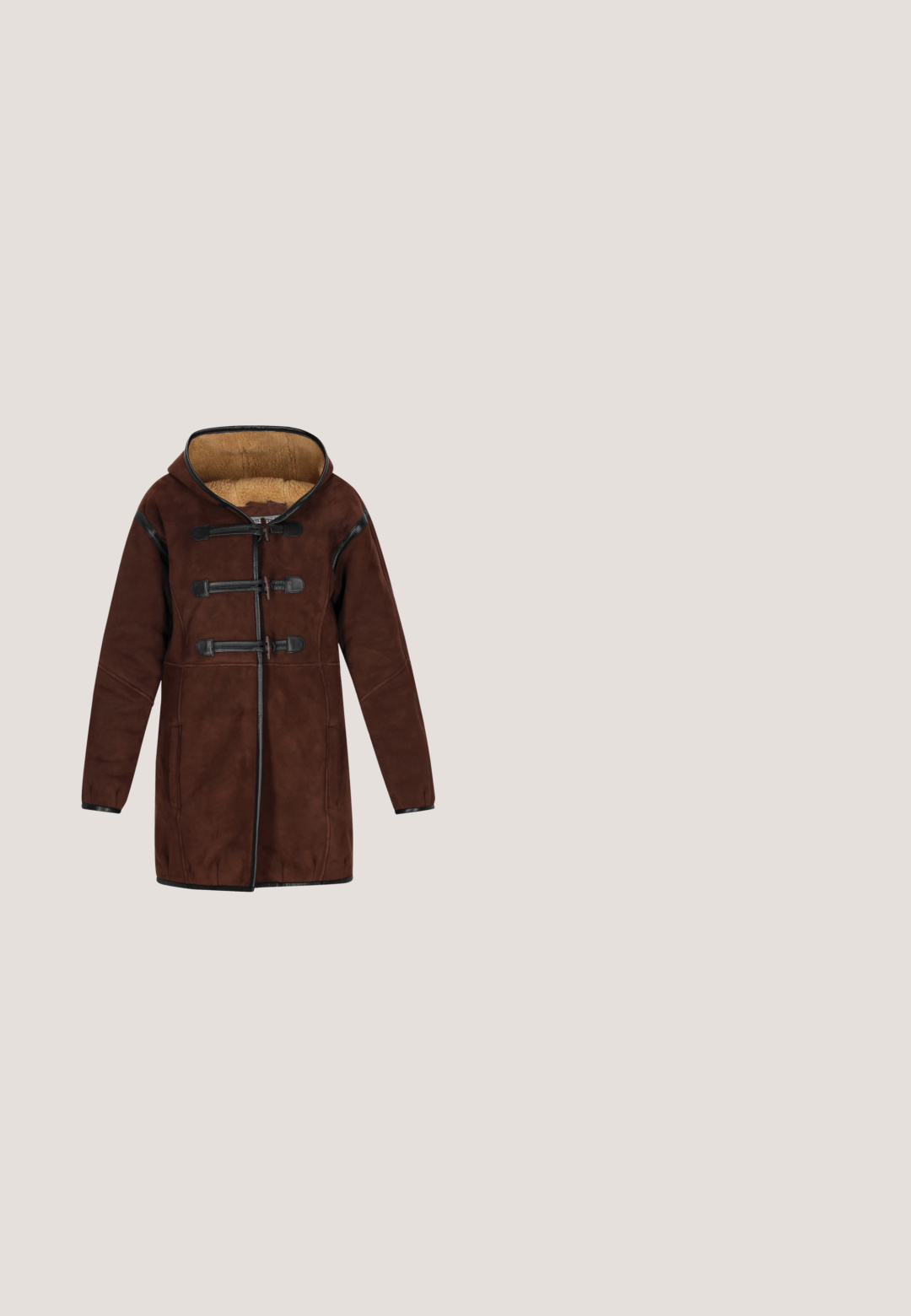 Manteau duffle marron avec une capuche, doté d'un intérieur doux, de fermetures à bascule noires et d'un ourlet noir contrastant le long des bords.; Cardigan en tricot marron foncé, manches longues, boutonné, avec un col rond et une texture côtelée.; Chemise à rayures à manches longues en marron chaud et bleu foncé. Tissu doux avec un col ras du cou et une coupe décontractée. Manches avec poignets standards.; Pantalon droit marron foncé avec taille élastique et poches avant, présenté sur fond blanc.; Marco Tozzi Bottines de cowboy / motard - cafe antic; Sac à main en daim marron avec poignées en cuir noir et détail à pompon, quincaillerie dorée et bandoulière amovible sur fond blanc.