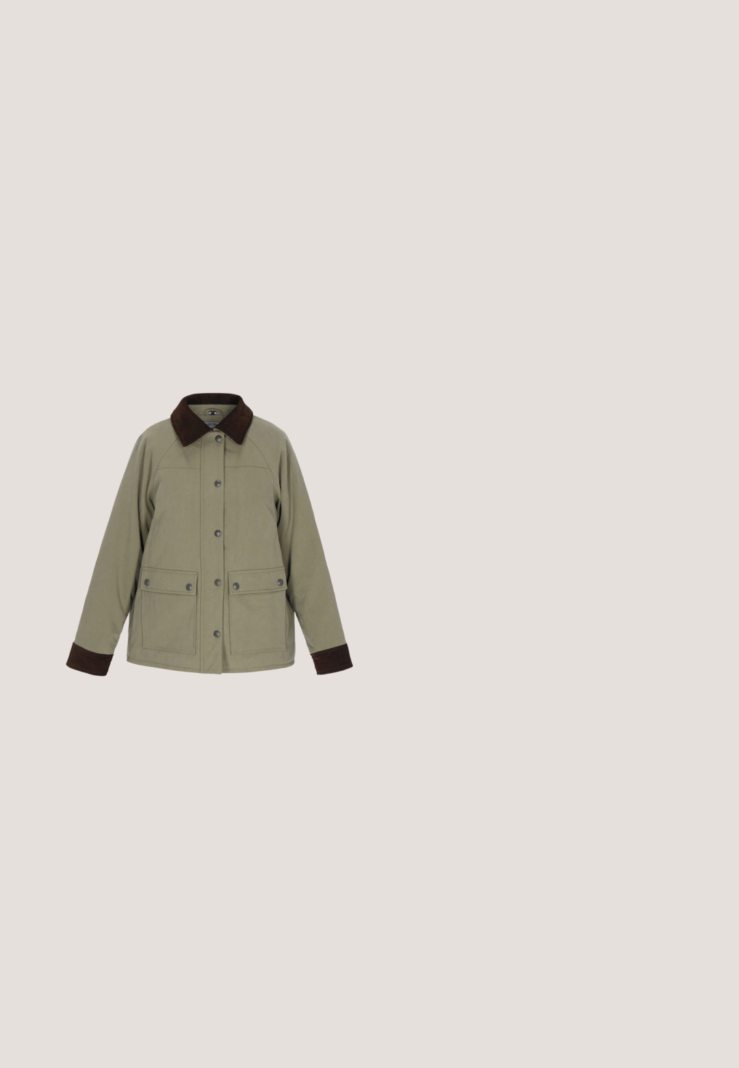 Khaki jakke med brun ruskindskrave og manchetter, med front snaplukning og to store forlommer. Glat stofstruktur.; Olivengrøn cropped sweatshirt med en struktureret overflade, brede ærmer og et hvidt logo på brystet. Ribbet afslutning på ærmerne fuldender designet.; Kamuflage T-shirt i grøn, brun og sort. Kortærmet, rund halsudskæring, blød tekstur og klassisk pasform med et mønster af organiske former.; Olivengrønne cargo-bukser med flere lommer, snøre i taljen og afslappet pasform. Stoffet har en blød tekstur og en robust, holdbar fremtoning.; Højtopkampstøvle med tyk sål, olivengrønt og camouflage stof, sidelænse, snørebånd og en rem med teksten "BUFFALO" hen over anklen.; Olivengrøn Pepe Jeans tote taske med brede håndtag og en central lodret stribe med mærkenavnet i prægede bogstaver.