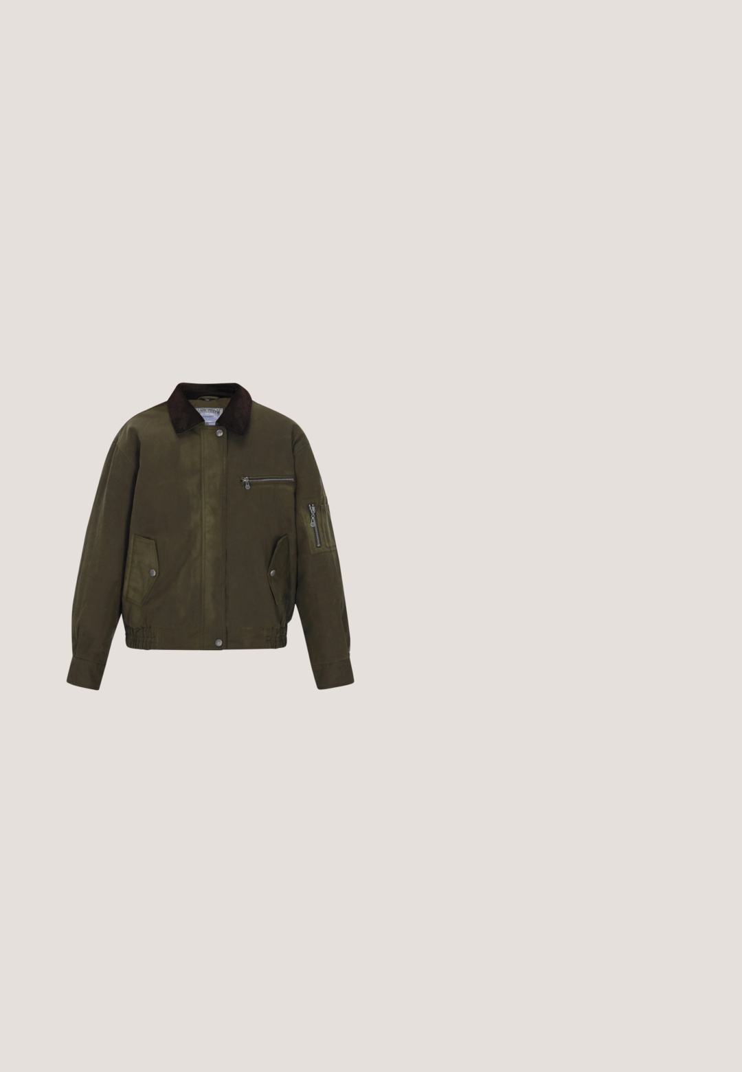 Veste vert olive avec un col en velours côtelé marron, poches zippées sur la poitrine et les manches, taille élastique et deux poches à l'avant.; Cardigan marron à manches courtes en tissu côtelé, avec un col rond et cinq boutons blancs sur le devant.; Haut marron côtelé à manches courtes avec encolure ronde et bordure en finition frisée aux manches et à l'ourlet.; Pantalon en denim marron à jambes larges avec bouton frontal et poches, présenté sur un fond blanc uni.; Marco Tozzi Bottines de cowboy / motard - cafe antic; Sac à main en cuir marron foncé avec franges et petits clous métalliques, doté d'une poignée supérieure et d'une bandoulière réglable.
