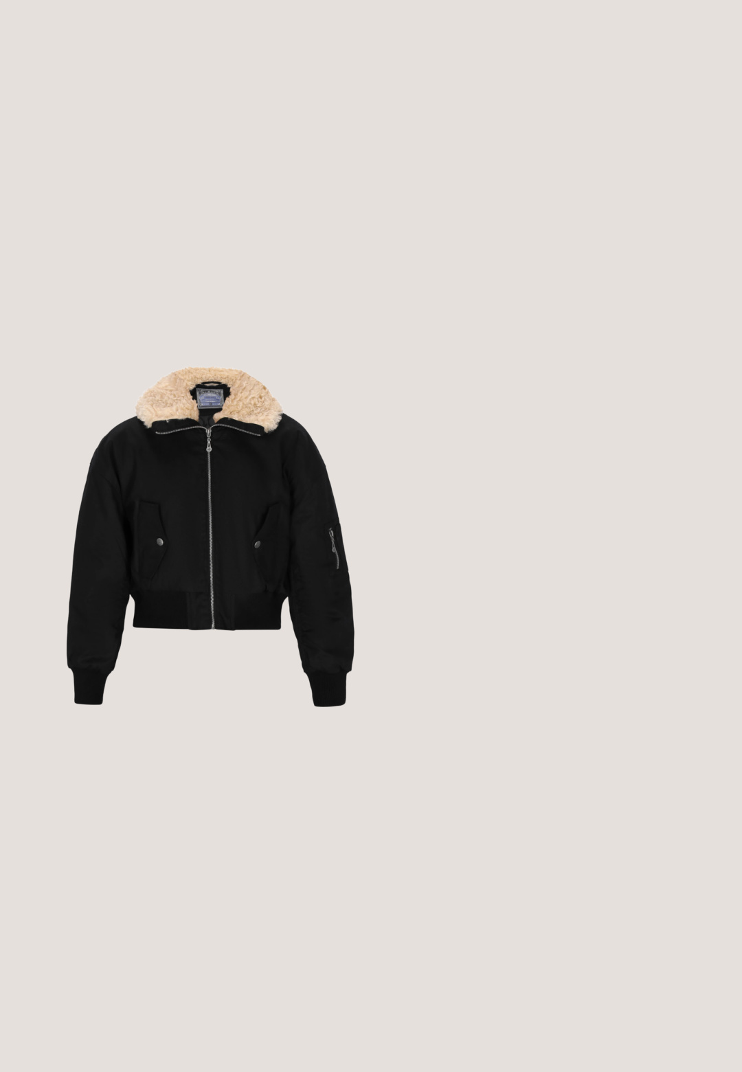 Zwarte bomberjack met een beige nep-shearling kraag, rits aan de voorkant, twee zijzakken en geribde manchetten. Textuurstof en cropped ontwerp.; Olijfgroen aansluitend T-shirt met korte mouwen, voorzien van een roze grafische tekst "felicious" en vlinderontwerp op de borst. Zacht katoenmateriaal.; Zwarte Nike trainingsbroeken gemaakt van lichtgewicht stof, met een elastische tailleband en boorden, en een klein wit logo op het linkerbeen.; Witte en zilveren Nike hardloopschoen met zwart swoosh-logo zwevend boven een betonnen oppervlak buiten.; Zwarte halfmaanvormige leren handtas met een korte riem en een ritssluiting met een leren zijtrekker.; Zilveren oorbellen met een glad druppelvormig ontwerp en een licht gestructureerd interieur oppervlak, dat licht reflecteert met een gepolijste afwerking.