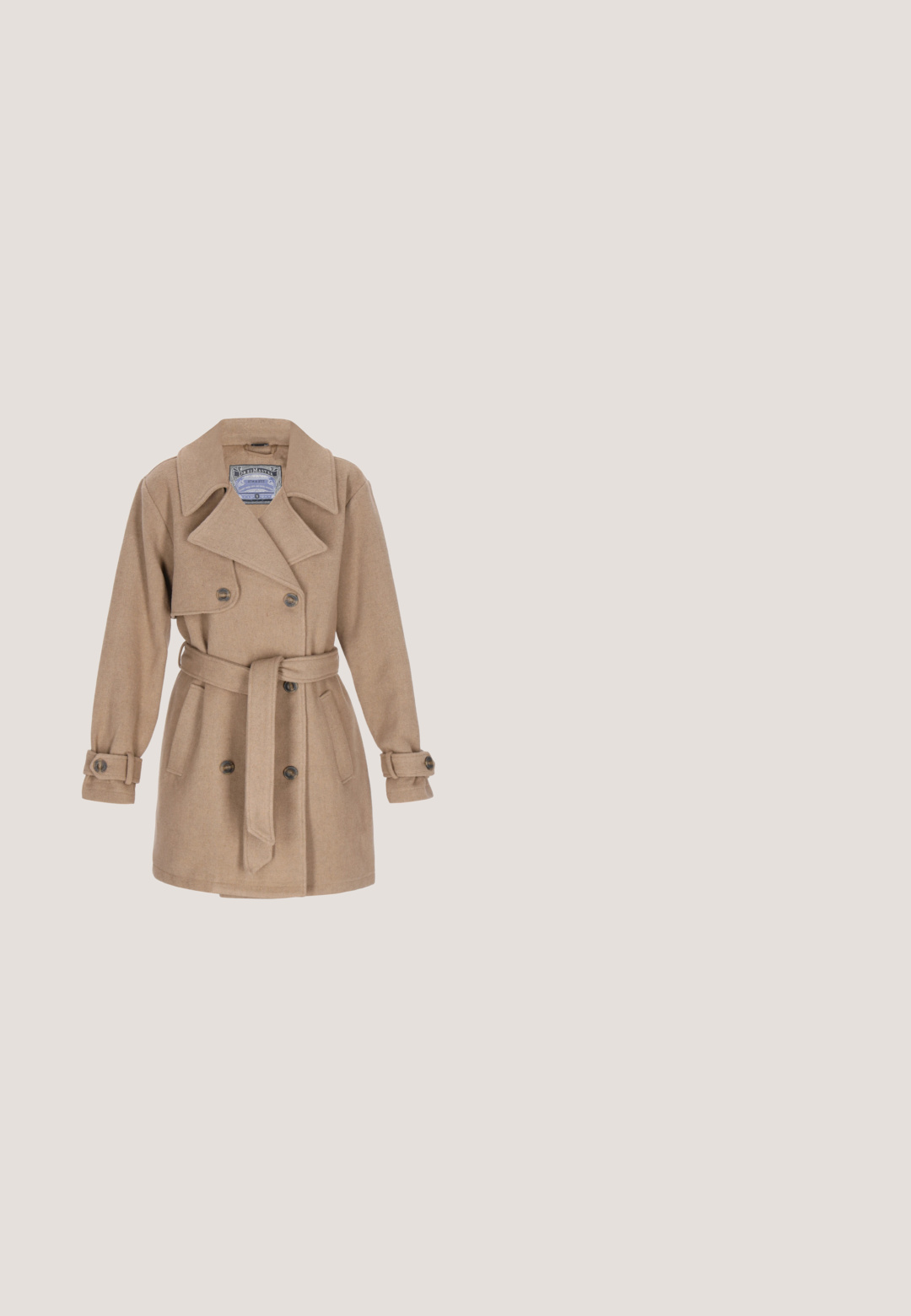 Beige uldblandingsjakke med dobbeltlæbet design, bred krave, taljebælte og knappede manchetter. Har to sidelommer og et mærke indeni.; Lyse beige bluse med v-hals, 3/4 pufærmer og sammensnøring ved håndleddene. Fremstillet af tekstureret stof, har en let løs pasform.; Cremefarvede bukser med vidde i benene, tynde lodrette grå striber og elastik i taljen, lagt fladt på en hvid baggrund.; Nude læderpumpe med spids tå, lav kittenhæl og glat tekstur. Minimalistisk design uden synlige mønstre eller hardwaredetaljer.; Beige læder-tote taske med to top-hanke, tilspidsede sider og en fastgjort lynlåslomme. Glat tekstur og minimalistisk design.; Øreringe i guldton med et glat, buet design. Skinnende, reflekterende overflade og lukning med post. Runde og skulpturelle former.